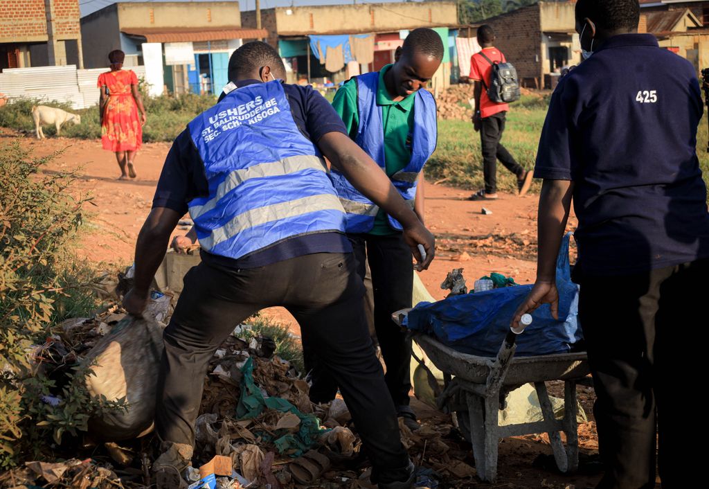 stbalikudembe's tweet photo. The Interact Club of St. Balikudembe S.S. Kisoga proudly carried out a community clean-up drive in Kisoga Town and Market, promoting environmental conservation, civic responsibility, and a healthier community. #ServiceAboveSelf #InteractClub #KeepKisogaClean https://t.co/1QexwRe4Vh