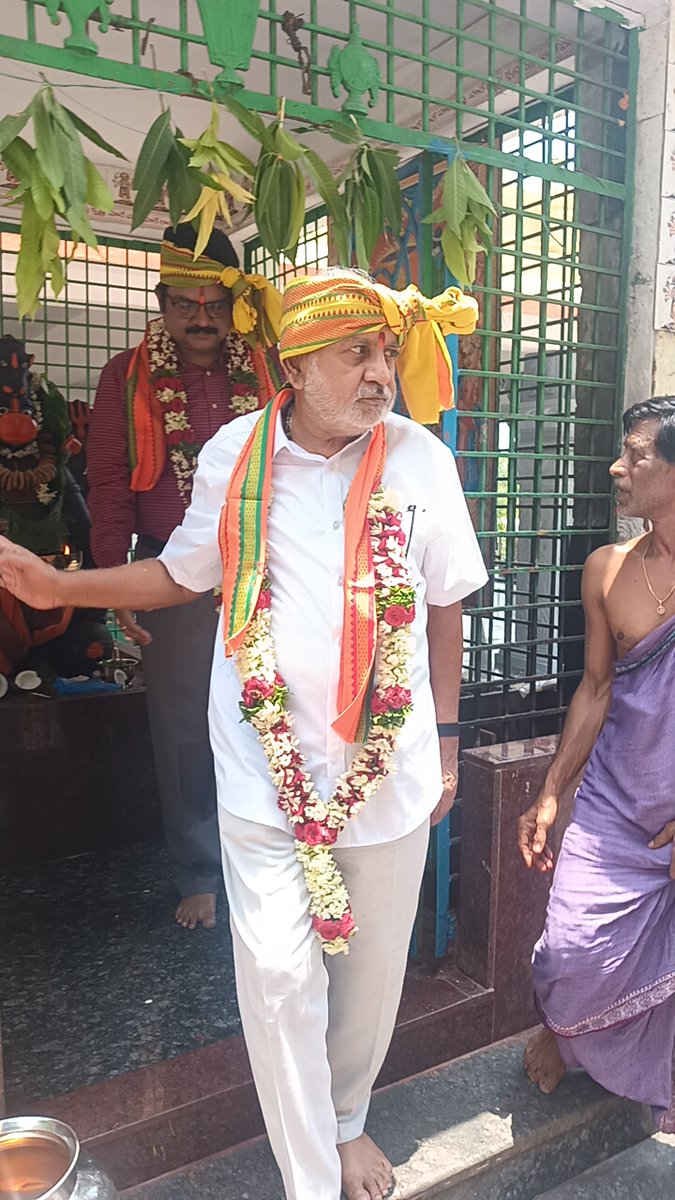 Govindhari_R's tweet photo. Blessed with a divine and blissful Darshan at Sri Hemachala Lakshmi Narasimha Swamy Temple, Mallur, in Mulugu District. 🙏✨

#Mallur #HemachalaLakshmiNarasimhaSwamy #Mulugu #DivineDarshan #SpiritualJourney #DivineBlessings #GovindHari #TelanganaTemples https://t.co/gGWYpo9u0I