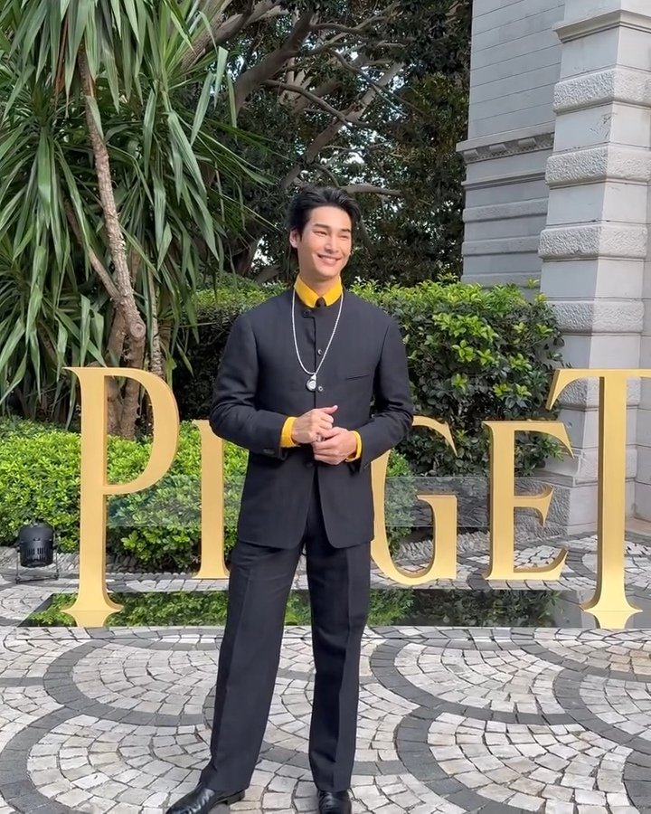 BIGFUT555's tweet photo. That peek of yellow that matches the yellow Piaget logo, the cut of that black suit 🤌. I believe Apo styles himself for these kind of events &amp; he is doing a FANTASTIC job!!

APO AT PIAGET GALA MENTON
#ApoxPiagetColoursOfExtraleganza 
#ApoNattawin #Piaget 
@Nnattawin1 https://t.co/FGkUn6H6xo