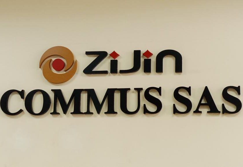 pascal_muland's tweet photo. 🔵 COMMUS SAS réfute les accusations d'abandon d'un policier blessé en 2020

Dans un communiqué officiel, COMMUS SAS répond aux déclarations d'un policier diffusées sur les réseaux sociaux. La société affirme avoir pris en charge l'agent dès sa blessure en 2020, en organisant son évacuation vers un hôpital où il a reçu les soins nécessaires.

L'entreprise rappelle que le policier est un agent de la Police nationale congolaise et non un employé de COMMUS SAS. Elle soutient avoir maintenu, depuis plus de six ans, les avantages liés à son affectation, notamment les primes et les dotations, bien qu'il n'exerce plus ses fonctions sur le site.

COMMUS SAS estime que les accusations portées contre elle « ne reflètent pas la réalité des faits » et réaffirme sa disponibilité à collaborer avec les autorités compétentes pour toute clarification.