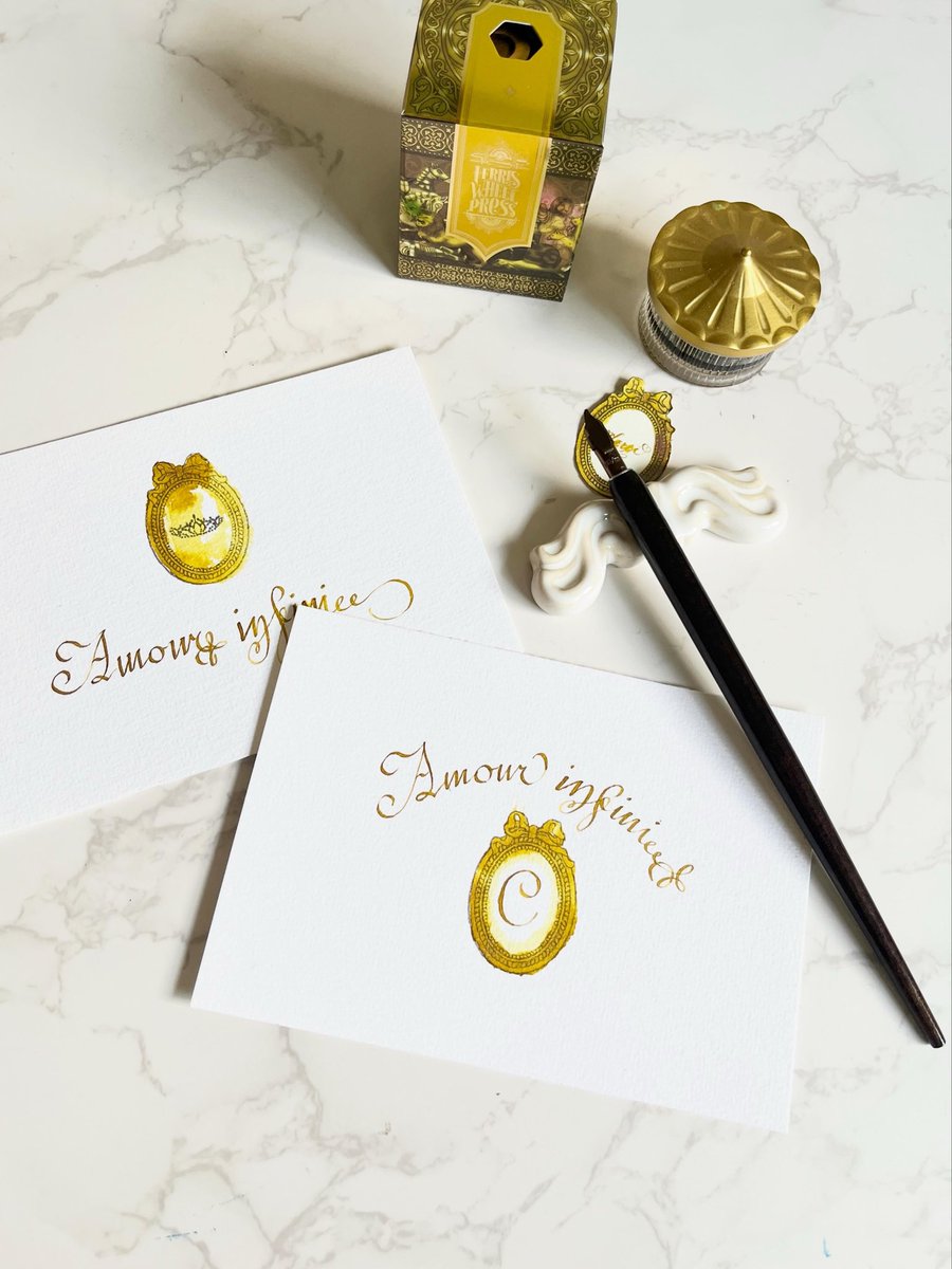 Chiecalligraphy's tweet photo. 繊細な煌めきが素敵なインク
"SUNFORGED SOLAGE"

新作のスタンプを着色してロンド体で文字を書きました🖋️

#ferriswheelpress#calligraphy#フェリスホイールプレス#フランス書体#スタンプ
@FWPStationeryJP 
@FWPStationery https://t.co/aSKyMrnW2M