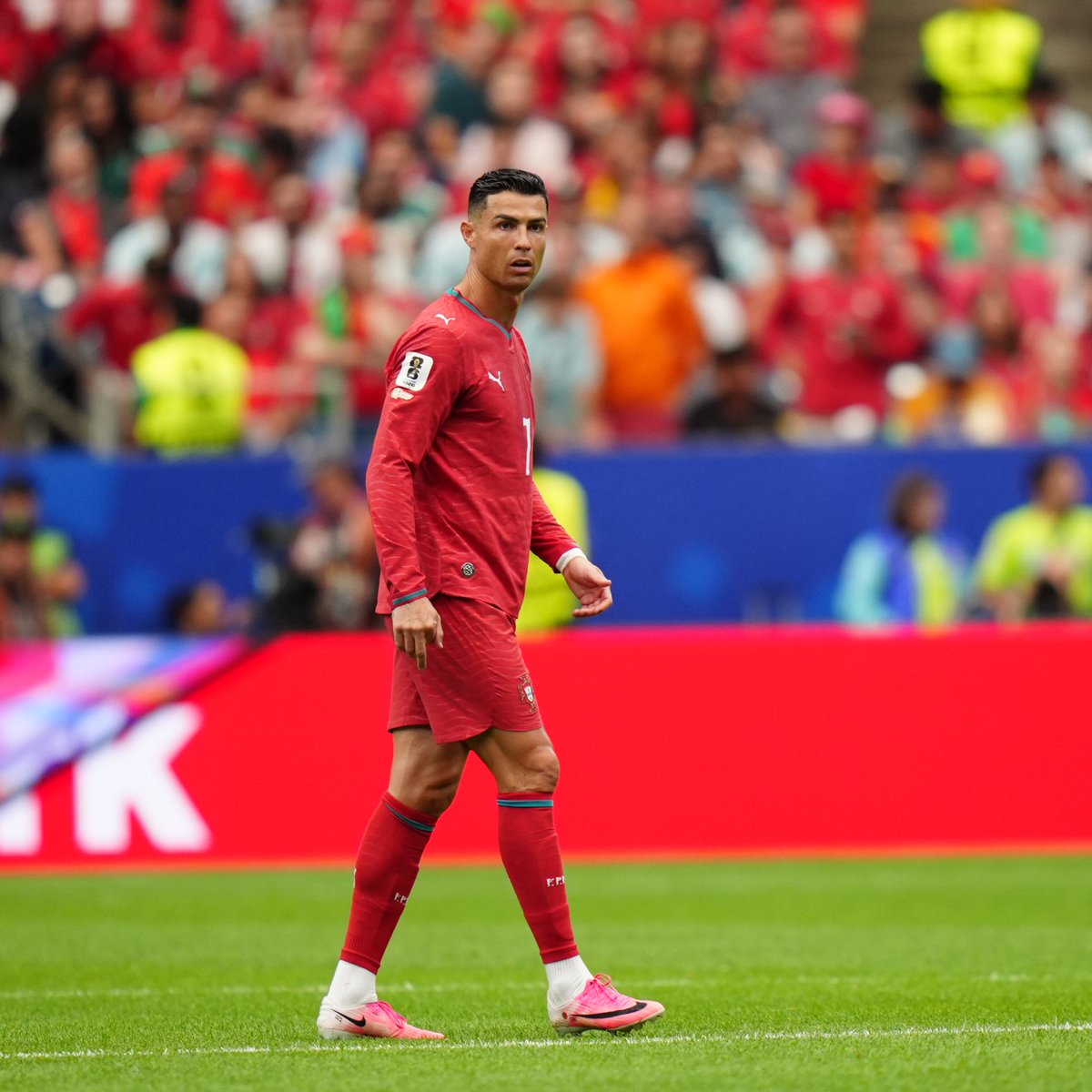 diyadinosman's tweet photo. Ronaldo'ya yönelik eleştirilere bakıyorum...
"Yok efendim Ronaldo'ya gol attırmak isteyince Portekiz kazanamıyor"  algısı oluşturuluyor!
Biz başka maç mı izledik!
Ronaldo gibi golcü bir kez mi pozisyona sokulur!
Tam zıttı!..
Resmen (başta Bruno Fernandes) Ronaldo'ya gol attırmamak için kazanamıyorlar!
Düşünün bunca pas (783)  trafiğinde Ronaldo 25 pas yapabilmiş!..
Ne yapacaktı Ronaldo kendi yaptığı ortaya kendimi kafa vurarak gol atacaktı!..
Kongo maçında 783 pas yapan , rakip ceza alanında ne gariptir hiç olamayan bir takım kaç tane pozisyon üretebilirdi ki!
Sıfır!
Bir tane net yok!..
Suçlu Ronaldo öyle mi?
Belli ki Portekiz takımında önemli bir grupta Bruno Fernandezin başaktörlüğünde Ronaldo kompleksi zirve yapmış!..