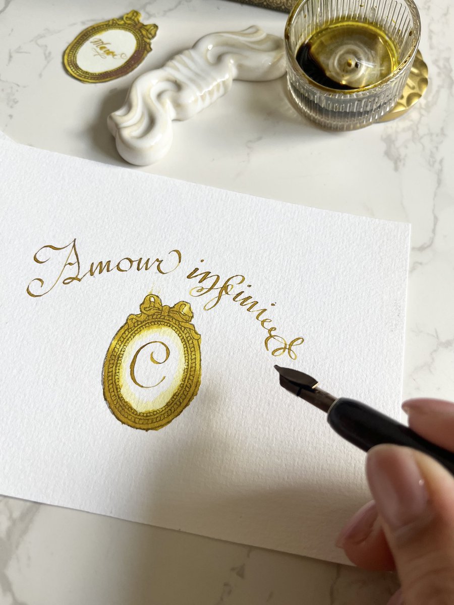 Chiecalligraphy's tweet photo. 繊細な煌めきが素敵なインク
"SUNFORGED SOLAGE"

新作のスタンプを着色してロンド体で文字を書きました🖋️

#ferriswheelpress#calligraphy#フェリスホイールプレス#フランス書体#スタンプ
@FWPStationeryJP 
@FWPStationery https://t.co/aSKyMrnW2M