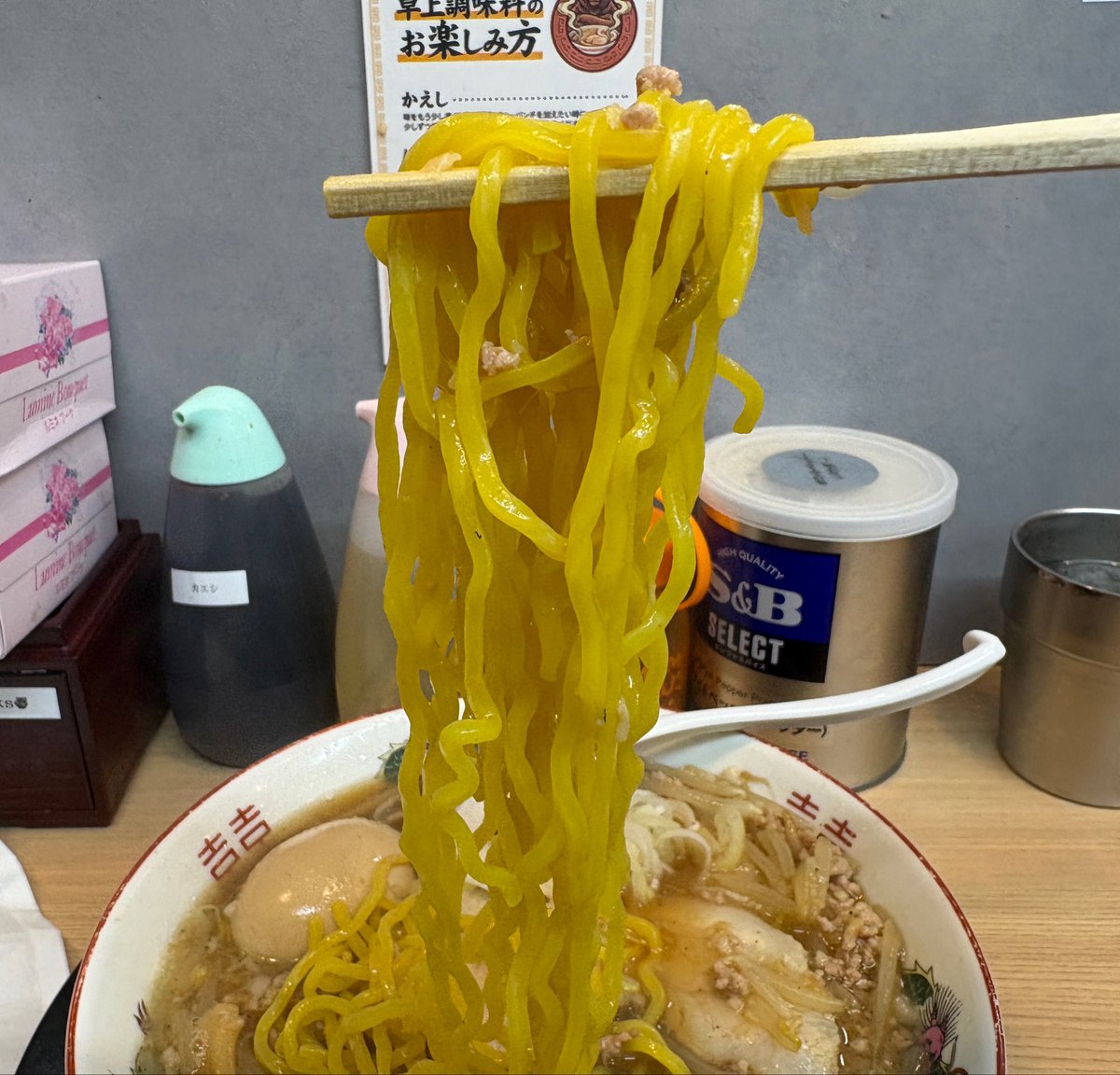 ekbmtfyp7's tweet photo. 北ノ醤油チーホー 水道橋店
特製ラーメンをいただきました
話題のあの方のお店
中々のパンチ力！
プリプリ麺絡んでうんめえ...
ニンニクかなり効いてる
ひき肉たっぷり スープで米食える
卓上ホワイトペッパーが天才的に合う
煮干し酢でサッパリ飲みやすくなり完飲🙏
大変美味しくすすれました https://t.co/BpbmZAe4w1