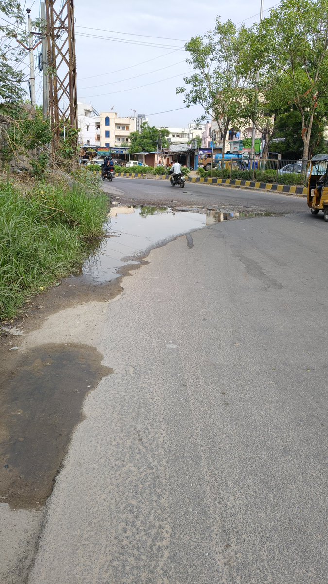 sridharRed63607's tweet photo. How long do commuters have to suffer due to the continuous drainage overflow near ALIND Factory, Lingampally?The situation becomes unbearable during peak traffic hours and worsens drastically
@GHMCOnline @CommissionrGHMC 
@DC_Serilingmply @DC_SLP49 
@Raviyadav_bjp 
@KVishReddy https://t.co/02h4pqhHWB