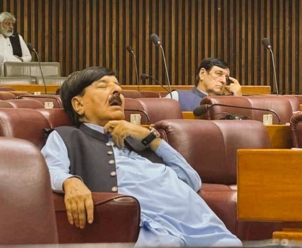 RShahzaddk's tweet photo. قومی اسمبلی نے اراکین کو بھاری تنخواہ ٹی اے ڈی اے اور بے پناہ مراعات کے علاوہ پورے 30 ہوائی جہاز کے بزنس کلاس ٹکٹ ملتے ہیں اور یہ اسمبلی میں اس طرح سکون کی نیند سو رہے ہوتے جب لوگوں کے گھروں کو فون کمپنیوں کو بیچنے کا قانون پاس ہو رہا تھا تو https://t.co/cRsHzJnUnw