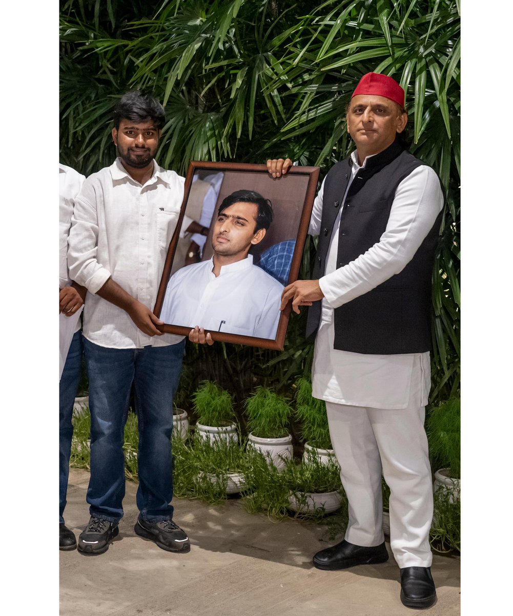 Adarshsocialist's tweet photo. आदरणीय राष्ट्रीय अध्यक्ष @yadavakhilesh जी के लखनऊ आवास पर एक बेहद आत्मीय मुलाक़ात की।

घर पर आमंत्रित करने के लिए धन्यवाद ❤️✨ https://t.co/JVIrVsZeWG