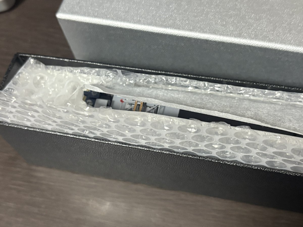 ke_hin217's tweet photo. imonの高そうな箱を購入した
包むやつとかシールまで入ってて神だね https://t.co/WqZZ0YdGA5