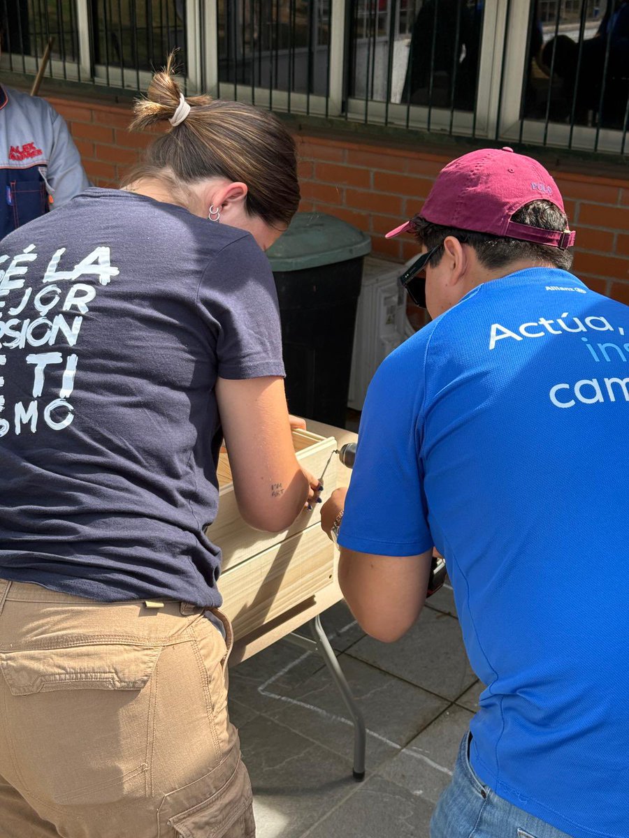 FDIfundacion's tweet photo. 🌱 Hoy compartimos algunas fotos de la jornada de voluntariado que realizamos junto a @Allianz_es en Barcelona.

Gracias a nuestros amigos y amigas de @asociacionalpi, creamos huertos en altura para promover espacios más accesibles, inclusivos y sostenibles. 

#SomosPersonasFDI https://t.co/Td40l6GGPL