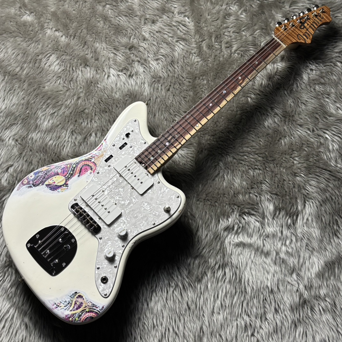 shima_n_mozo's tweet photo. 【新製品入荷情報】
約1年半待ちの、Infiniteのオーダーモデルが2本入荷！

サイケカラーのペイズリーをマルチレイヤーで仕上げた個性的なモデルです！

太目のネックですが、非常にタッチが軽く、意外と弾きやすい！とご好評のネックシェイプ！サウンドも◎！

#Infinite　#mozo　#名古屋　#ギター https://t.co/1MtYm1X9qW