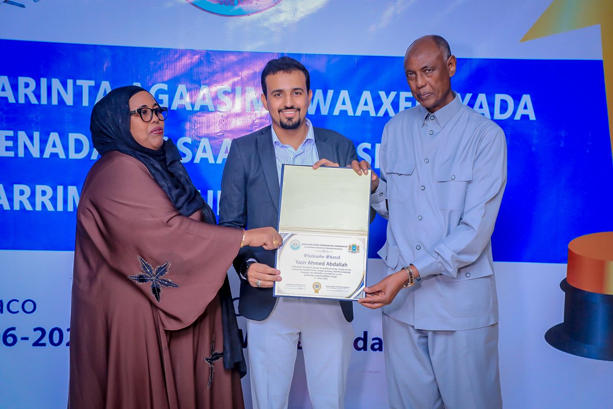 SomaliaMolsa's tweet photo. The Ministry of Labour and Social Affairs of Somalia honored outstanding Directors and staff with Certificates of Appreciation, recognizing their dedication, professionalism, and service excellence.

Recognizing excellence, inspiring greater performance.

#MoLSA #Somalia #awards https://t.co/SuJJFtOF8Z