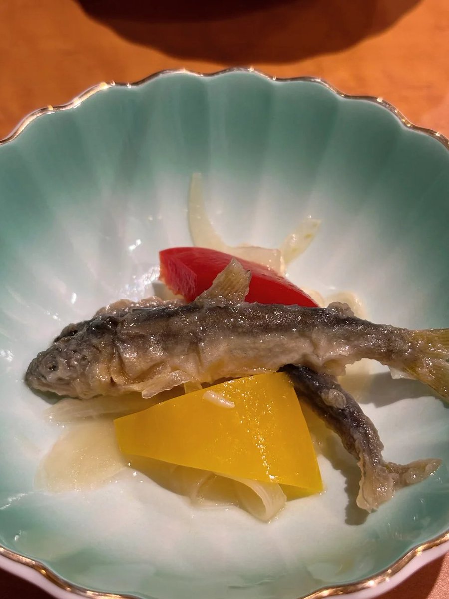 kaylee_wegener's tweet photo. 寿司と鮎南蛮漬けの贅沢な一皿🐟 https://t.co/MaV5l0qefH