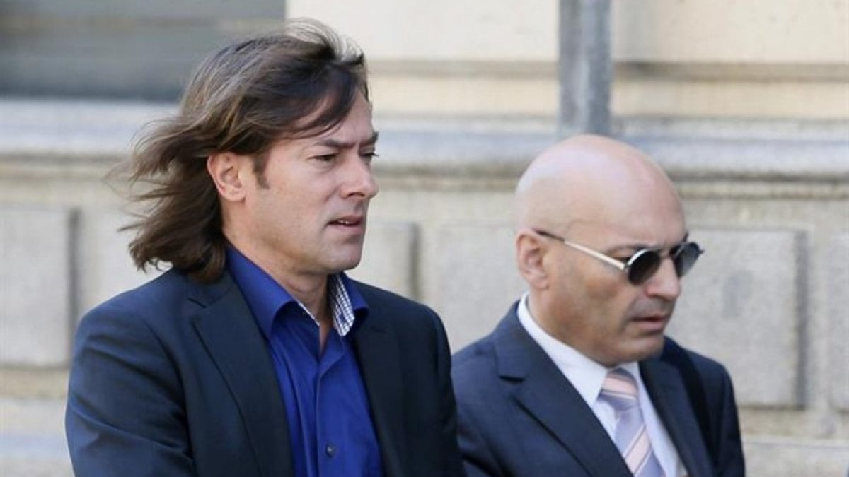 GermanGorraiz's tweet photo. ¿Amistades peligrosas?
El abogado de Carmen Pano, el exjuez Javier Gómez Bermúdez y el juez Santiago Pedraz mantienen una estrecha relación de amistad.
¿Debería Pedraz  haberse apartado del caso o haber sido recusado? ¿Algo huele a podrido en Dinamarca? https://t.co/AkgrBAcFQk
