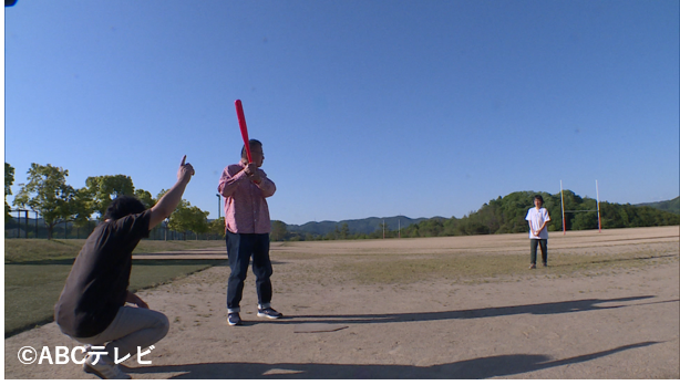 abc_knightscoop's tweet photo. 今週のナイトスクープ2本目は…
「亡き先輩と遊んだ『やらてん野球』」

大阪府の男性（６４）から。私が京都にある大学に入学した頃、そこで石田和夫さんという１年先輩の方と出会った。石田先輩はとても博識家であり、本当に可愛がっていただいた。社会人になってからも、仕事の悩みや私生活の事でも、その都度的確なアドバイスをしてくださり、私にとってはなくてはならない人生の師匠のような存在だった。先輩はコピーライターとして働くかたわら、小説家を目指しておられ、４４歳の時に江戸川乱歩賞を受賞され、その後、推理作家「鏑木蓮」として活躍。ところが３年前、突然、奥様から「石田先輩が亡くなった」という連絡が入り、私は電話を持ちながら泣きじゃくった。それからというもの、ことあるごとに先輩のことを思い出す。中でも、大学時代に２人でよくやった「やらてん野球」のことが忘れられない。大学の授業が空いた時間、プラスチック製のバットと柔らかいボールを持って近くの公園に出向き、「このボールが打てるかなあ？」「次のボールをホームランにしてやる！」…そんなことを言い合いながら、大学生とは思えないほど幼稚な野球を夢中になってやっていた。もう一度、あの頃に戻りたい。しかし６４歳にもなって、そんな幼稚な遊びを一緒にしてくれる相手は、もういない。そこで、探偵さんに石田先輩役になっていただき、当時のように「やらてん野球」を一緒にしてもらえないだろうか、というもの。