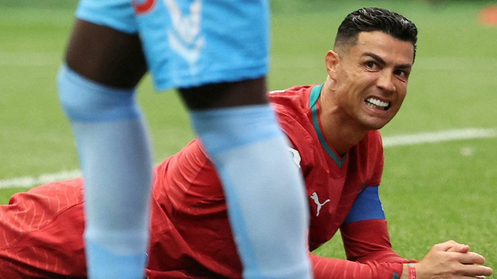 nlsportnieuwsnl's tweet photo. Thierry Henry haalt keihard uit naar Ronaldo na teleurstellend WK-optreden: 'Het team moet scoren, niet jij'

Waar Lionel Messi een dag eerder het WK aftrapte met een historische hattrick, viel het eerste optreden van Cristiano Ronaldo dit WK woensda…

https://t.co/aX67Mo14qB https://t.co/uYJLZlUnex