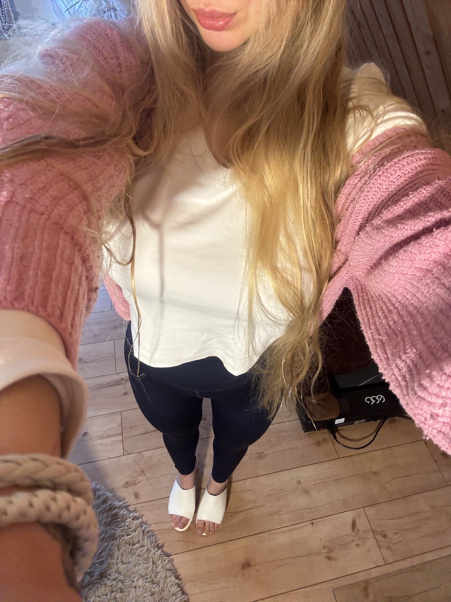 Shinyilei's tweet photo. Was sagst du zu meinem neuen Slippers? 🙃
#lookbook #german #ootd #frau https://t.co/KurWVH36wr
