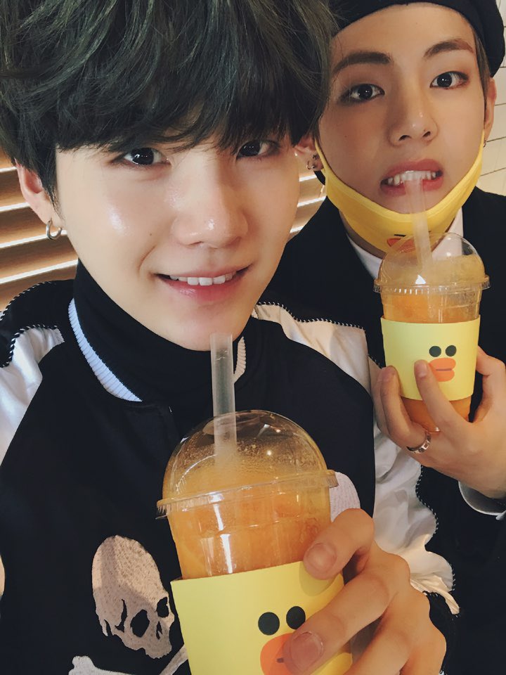 ch22s2__'s tweet photo. 나 이 셀카 좋아해💛🧡 https://t.co/5iU3hZmxrc