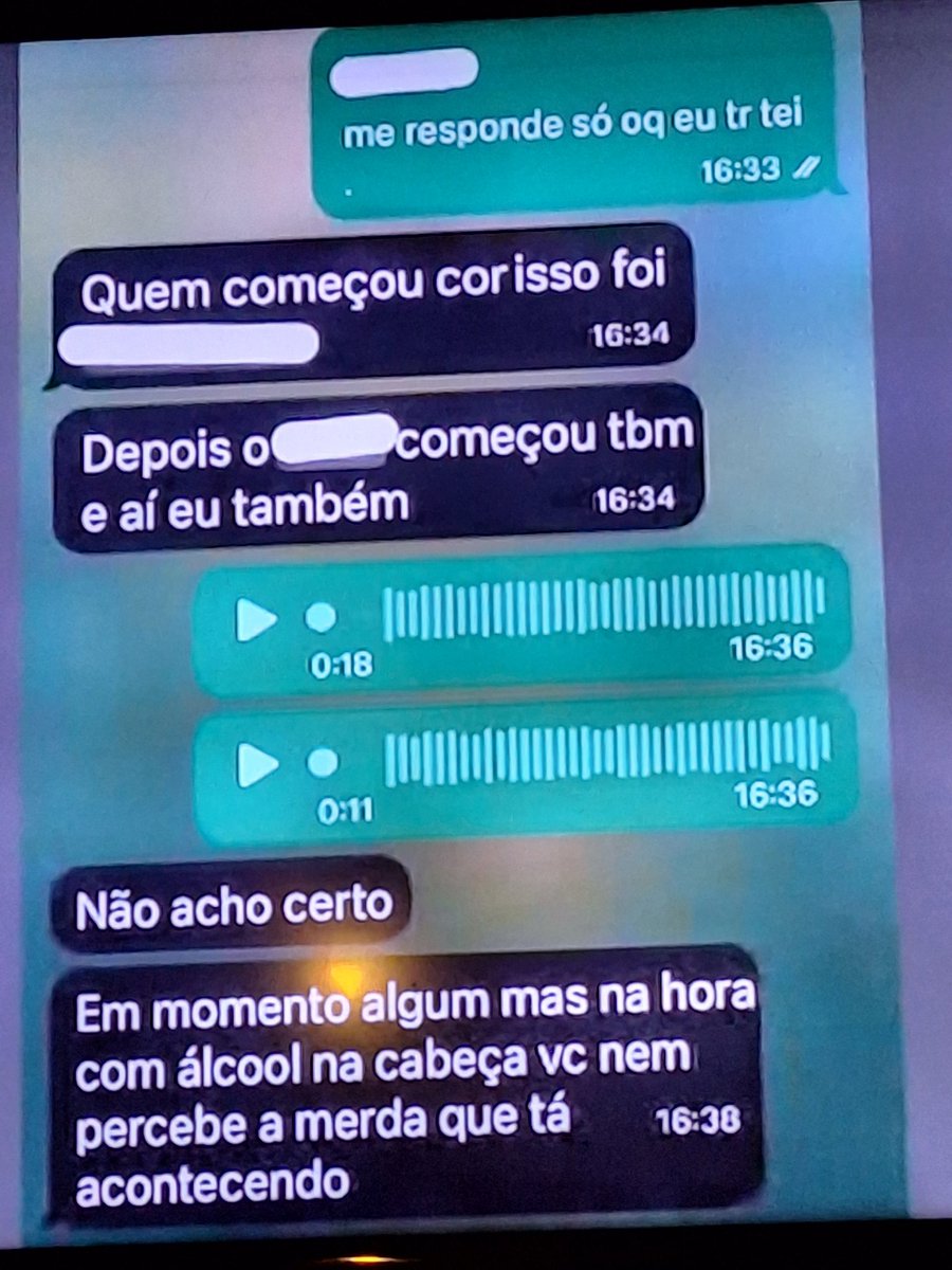 ZAMENZA's tweet photo. Chamou os amigos pra uma festa, foi dopada, violentada e perguntou pro MELHOR AMIGO pelo Zap se ele sabia o que tinha acontecido e ele conta que a violentou também. No hospital, OS PAIS DOS ESTUPRAD0RES aparecem pra intimidar a mãe da vítima. É um show de horrores. 

Trecho da materia: "A adolescente relatou que acordou sem roupas, com falta de memória, e que foi avisada pelo melhor amigo que foi abusada por ele e mais três rapazes. Eles deixaram o local antes dela acordar.

Na manhã seguinte, o amigo enviou mensagens à vítima relatando o que havia acontecido. Nos textos, o rapaz afirma que estava sob efeito de álcool, mas tinha consciência da gravidade e estava disposto a conversar. A jovem reagiu dizendo que iria denunciar os quatro jovens.

A mãe da vítima, Elizângela Souza Oliveira, disse à CBN que só ficou sabendo do que aconteceu quase 24h depois, porque o rapaz que confessou o estupro voltou à casa dela e teria ameaçado a filha.

“Ele alegava para ela que um dos envolvidos tinha parentes que eram perigosos, e que se ela falasse qualquer coisa do que havia acontecido, tanto eu quanto ela correríamos risco. Ela com medo não relatou nada para mim”, afirmou Elizângela.

Elizângela contou que após o registro da ocorrência, a vítima foi encaminhada ao Hospital de Contagem, onde recebeu atendimento médico e passou por exames. Enquanto a menina estava internada, as famílias de dois envolvidos no estupro tentaram convencê-la a retirar a queixa feita junto às Polícias Militar e Civil, o que a mãe considera como coação.

“No domingo, pela parte da manhã, a mãe desse melhor amigo dela e a de um outro envolvido, a tia e o padrasto, foram no hospital contra a minha vontade e do pai dela, sem se importar com o ocorrido. Eles a cercaram para conversar, perguntando à ela o que tinha acontecido. Com certeza o objetivo deles era coagir, porque o suposto melhor amigo dela tem viagem marcada para fora do Brasil, e qualquer coisa que fizesse dentro da lei iria impedir ele de viajar”, relatou.