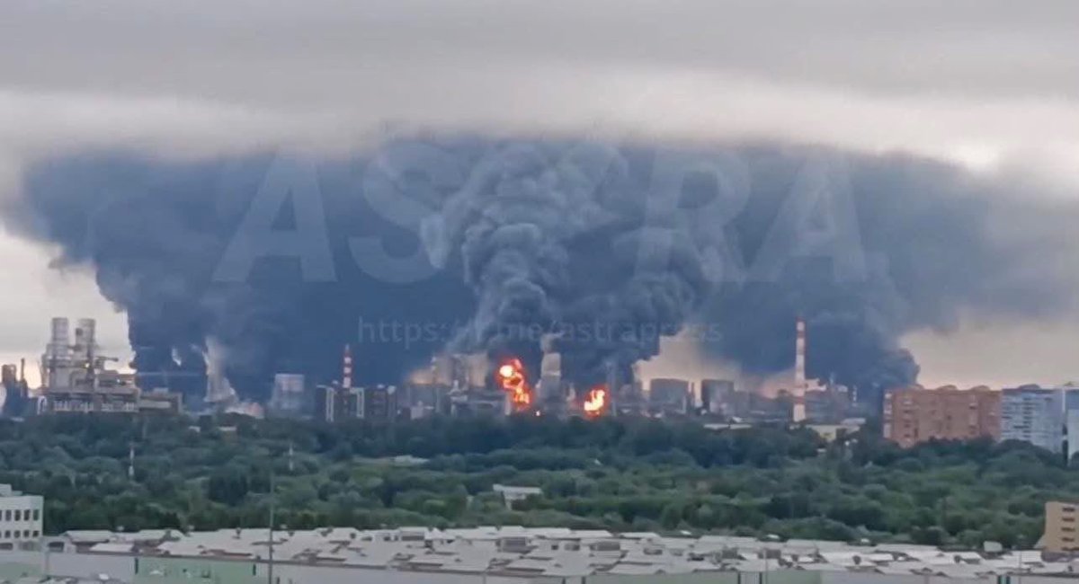 pier_falasca's tweet photo. Io spero vivamente che vedere la propria città attaccata e coperta da una nube scura induca milioni di moscoviti ad aprire gli occhi. Liberatevi di Putin.
Messaggio a noi europei: sostenere l’Ucraina significa aiutare la fine della guerra.
#europeisti https://t.co/XZSdSlfljQ