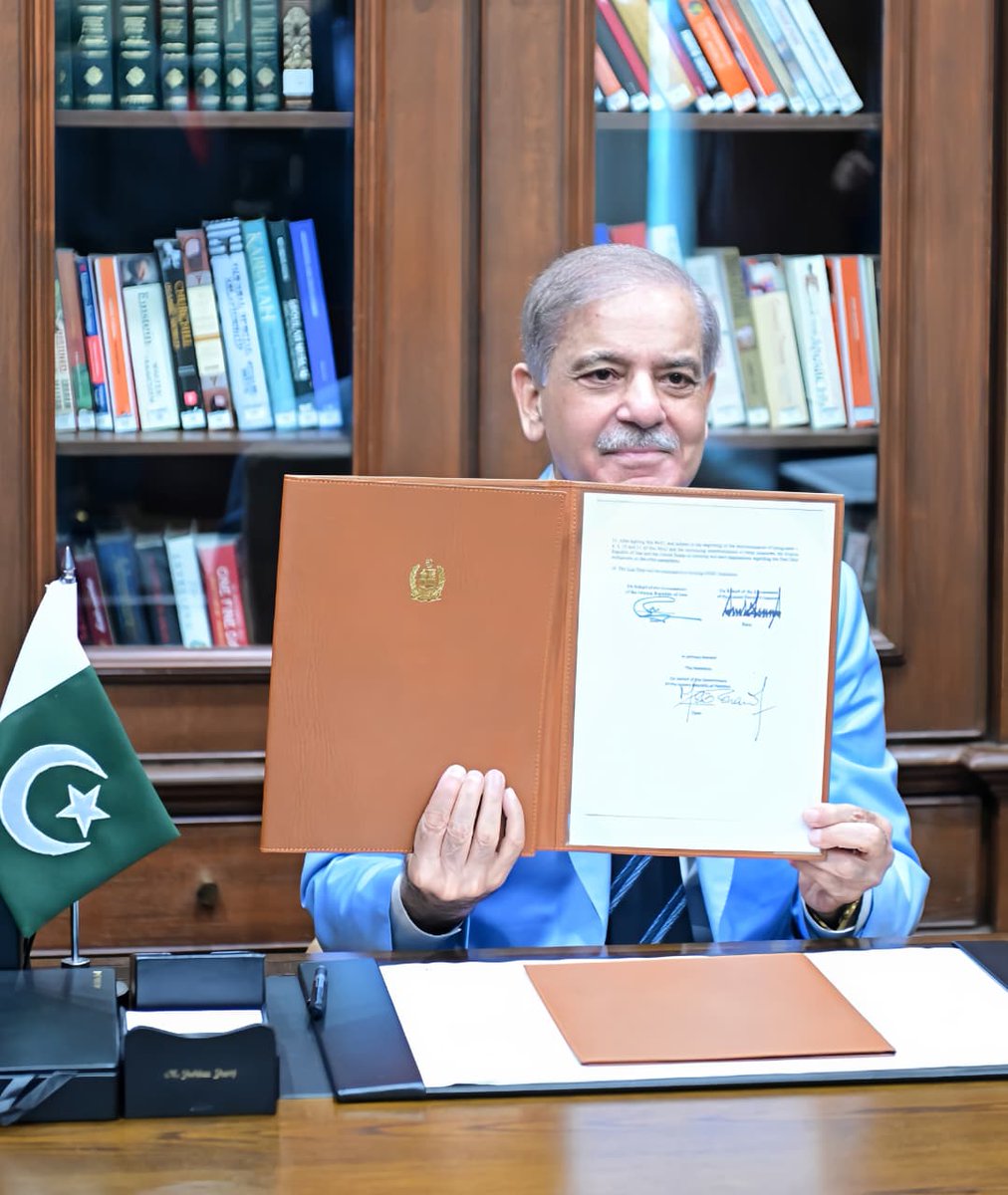 GovtofPakistan's tweet photo. Prime Minister of Pakistan Muhammad Shehbaz Sharif signed the Islamabad Memorandum of Understanding (Islamabad MoU)، as mediator.
The Islamabad MOU has been signed by President of USA Donald J. Trump and Iranian President Masoud Pazeshkian. https://t.co/CLX0hZCycR