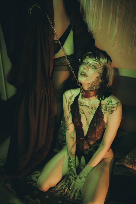 Claire Gemini ♊🔞 - Just a pet @DominaDelilah_ 📸 @twntysix_co https://t.co/vaHD5t56ax