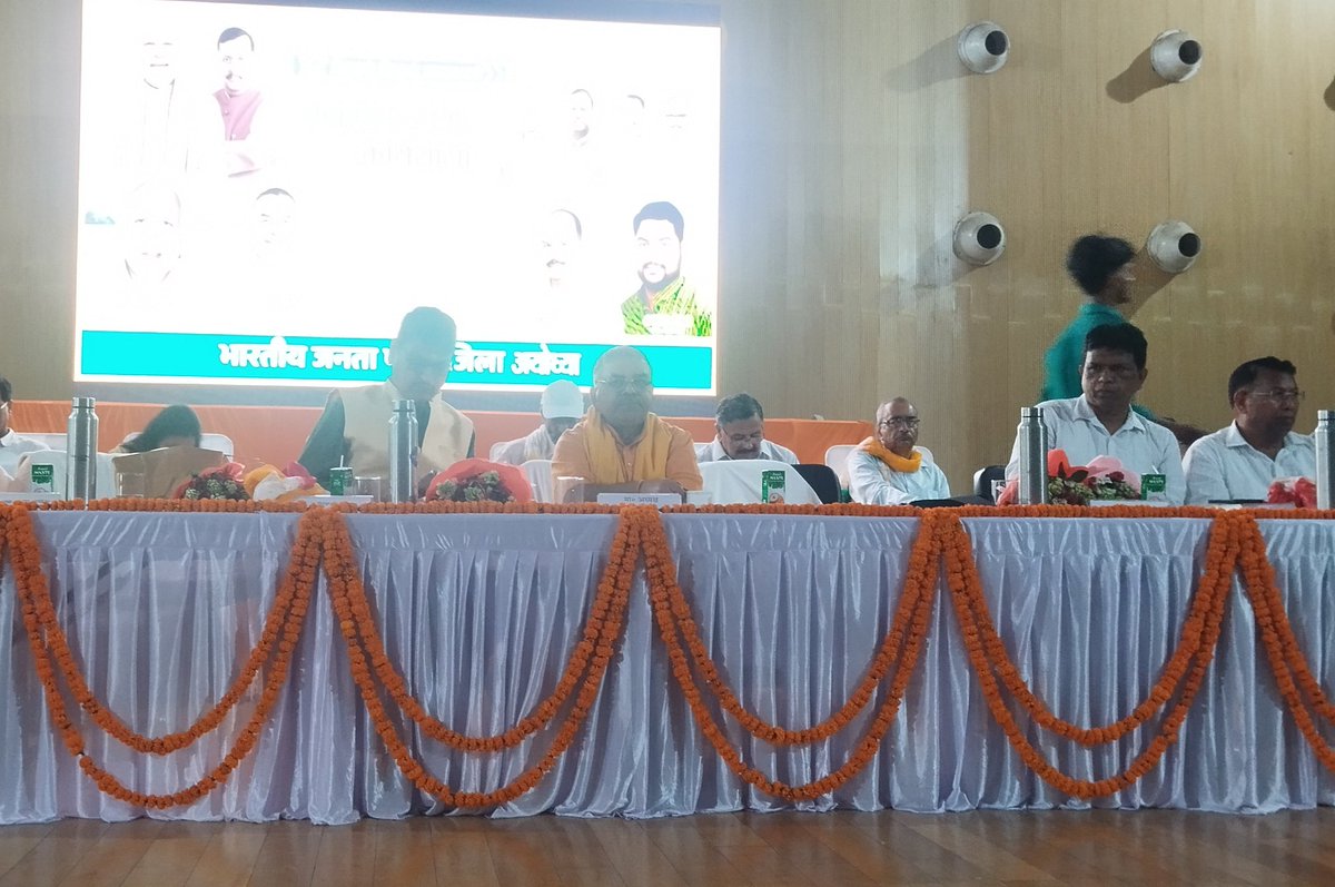 ANDUAT1's tweet photo. आचार्य नरेंद्र देव कृषि एवं प्रौद्योगिक विवि के माननीय कुलपति डॉ ज्ञानेंद्र प्रताप सिंह जी ने प्राकृतिक खेती कार्यशाला में प्रतिभाग किया। कुलपति जी ने किसानों को संबोधित किया। इस मौके पर उनके साथ माननीय गौ-सेवा आयोग के अध्यक्ष एवं राज्य मंत्री आचार्य श्याम बिहारी जी उपस्थित रहे। https://t.co/3rWb7vnUWZ