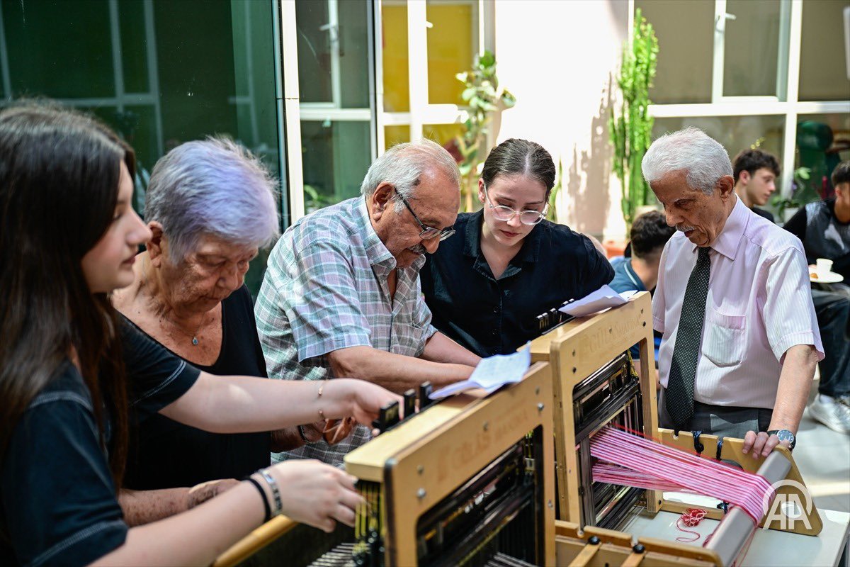 zeytinburnumem's tweet photo. İstanbul Tekstil Mesleki ve Teknik Anadolu Lisesi öğrencileri,Zeytinburnu Semiha Şakir Huzurevi sakinleriyle düzenlenen etkinlikte dokuma çalışmaları yaparak bez çantalara baskı uyguladı. Öğrenciler, hazırladıkları ürünlerini huzurevi sakinlerine hediye etti.
@tcmeb 
@mathismail https://t.co/yc9V5EK0YD