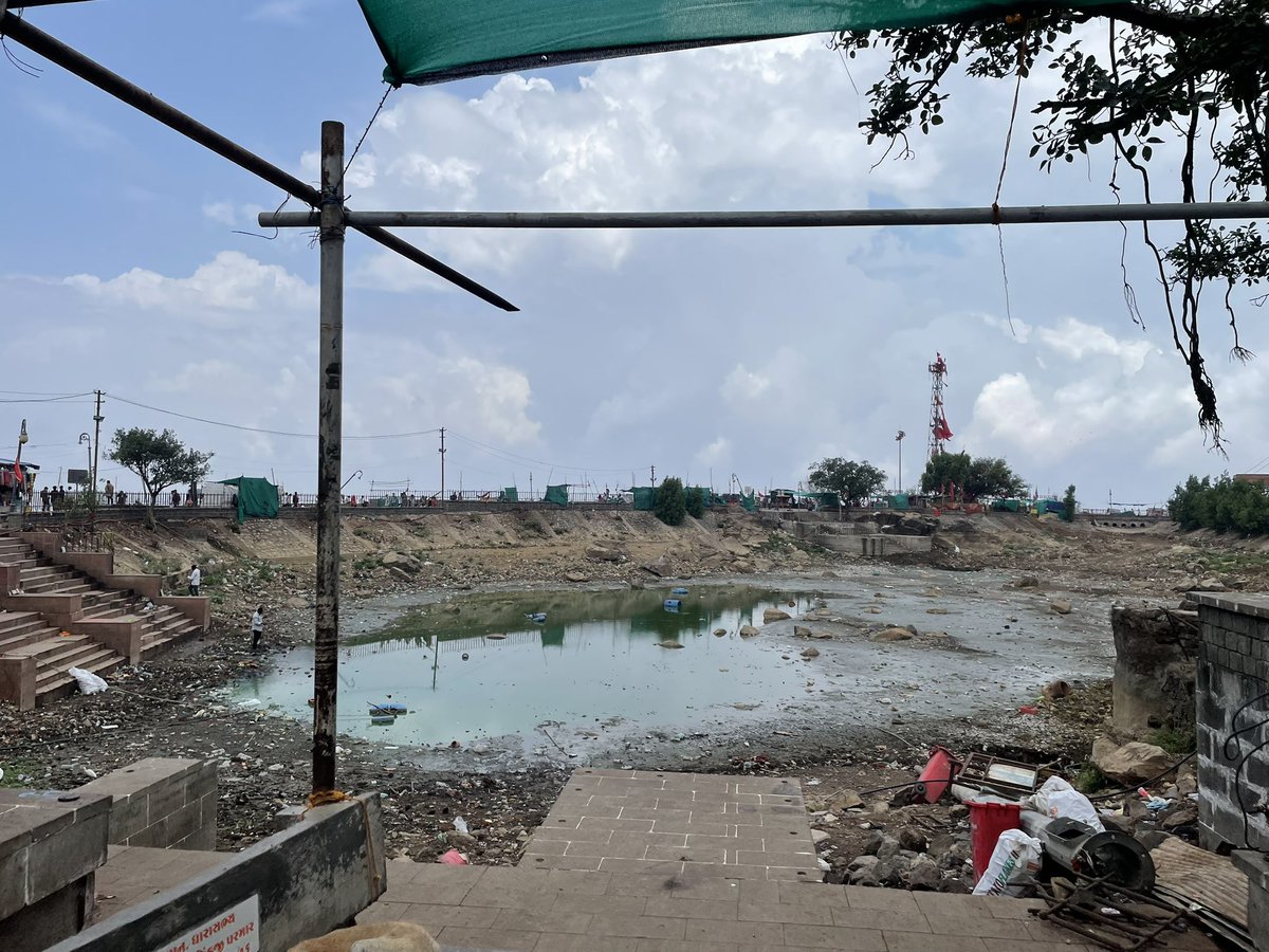 penguin_colony4's tweet photo. I say this with great sadness, Pavagadh is full of filth

It is one of the most holy temple in Gujarat and is in bad condition

Piles of trash everywhere, the lake is full of trash

A lot of development work has happened here for road and base expansion but cleanliness is ignored https://t.co/o6p3x5NGW8