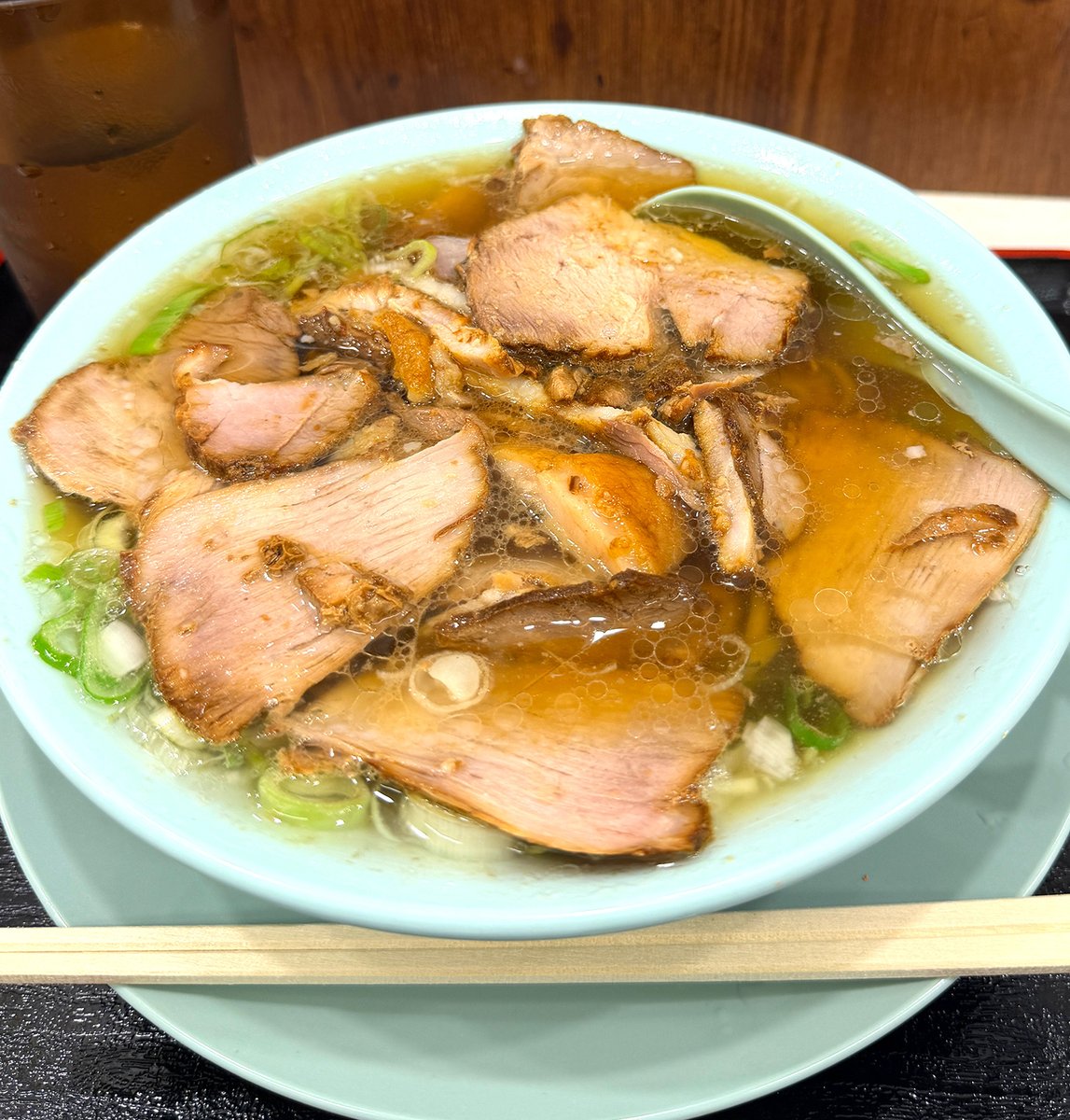 1000bero_net's tweet photo. 酔った私へ

ねぇ、アンタバカ？
なんでチャーシュー麺食べたの？？？

立ち食いラーメンが珍しいからって、アンタはラーメン食べちゃダメなの！！！

はしごして散々飲み食いしてるんだからさぁ。何回同じこと繰り返すんだよ。

でも、数年ぶりのチャーシュー麺、
おいしかったねぇ🍜 https://t.co/uoKUAcZNp1