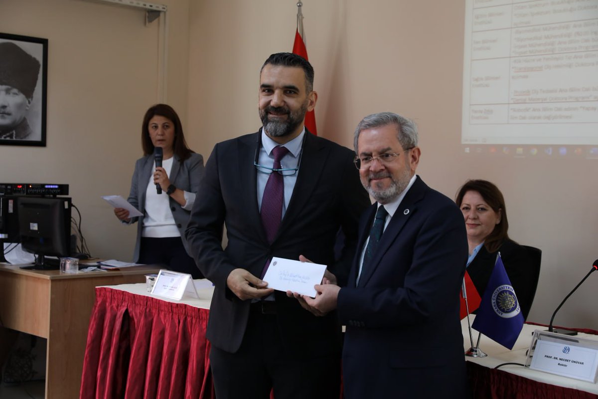 necdetunuvar's tweet photo. Nallıhan Meslek Yüksekokulu ev sahipliğinde Ankara Üniversitesinin 676 sayılı Senato ve 1485 sayılı Yönetim Kurulu Toplantısını gerçekleştirdik.
Toplantının ardından Diş Hekimliği Fakültesi [@AnkaraUnivDis] Dekanlığına atanan Sn Prof. Dr. Mehmet Eray Kolsuz ve Mühendislik Fakültesi [@Ank_Muh] Dekanlığına yeniden atanan Sn Prof. Dr. Yusuf Kağan Kadıoğlu ile uhdesindeki Mühendislik Fakültesi Dekan Vekilliği görevini devreden Rektör Yardımcımız Sn Prof. Dr. Hatice Bakkaloğlu’na belgelerini takdim ettik. 
Hocalarımıza görevlerinde başarılar diliyoruz.