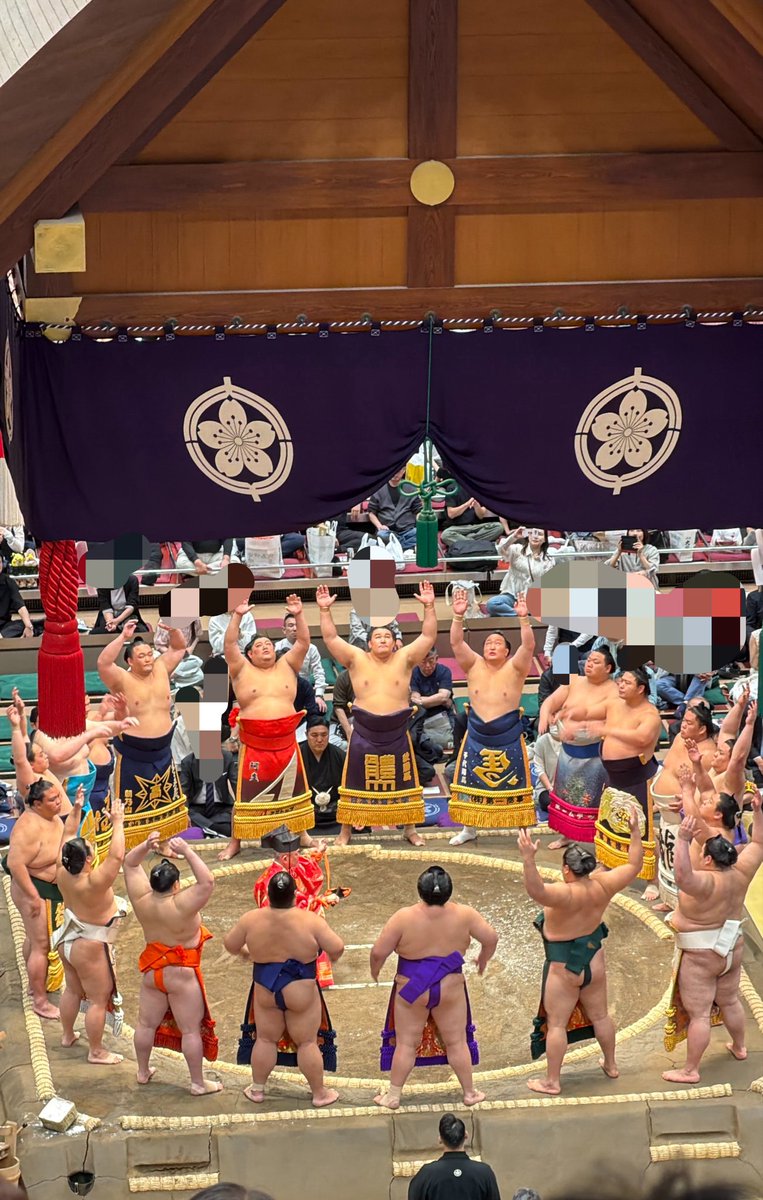 rumio121110's tweet photo. 土俵入りで全員が手上げてる瞬間撮るの、一歳児の集合写真撮るくらい難しいと思う
#五月場所初日 https://t.co/mtBNx2xjAA
