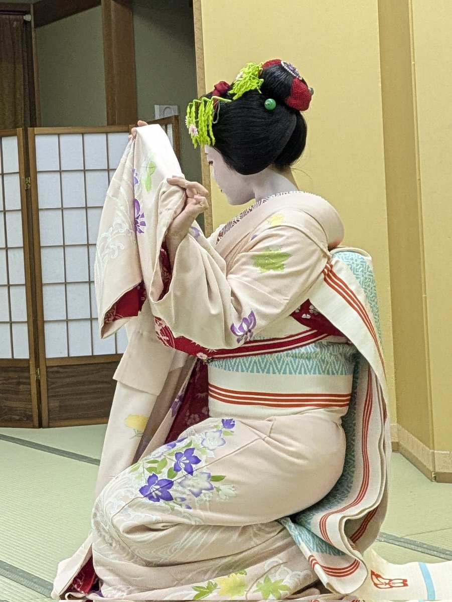 gionbubu's tweet photo. 全ての舞妓さんは、自分の頭の中に居る舞妓像に近づける様に、自分が思う理想の舞妓を演じている様な気がします。 https://t.co/KJocfCZ2HJ
