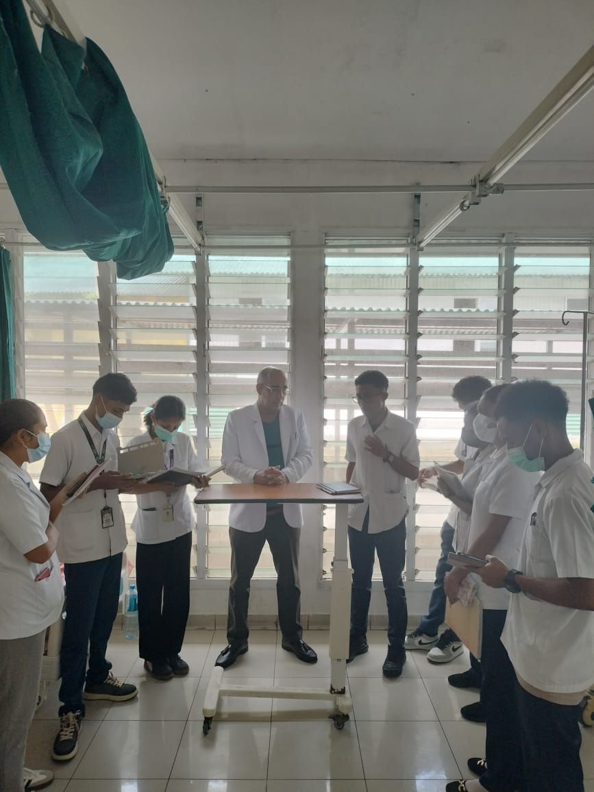 cubacooperaTLbc's tweet photo. Formando profesionales con conocimiento, ética y vocación de servicio. El aprendizaje nunca termina cuando el objetivo es cuidar vidas, así lo demuestra el Dr. Emilio Chacón, Esp en Ginecobstetricia de la #BMCTL #Baucau porque #CubaCoopera #CubaSalva #CubaPorLaSalud https://t.co/FQYCpz84ZU