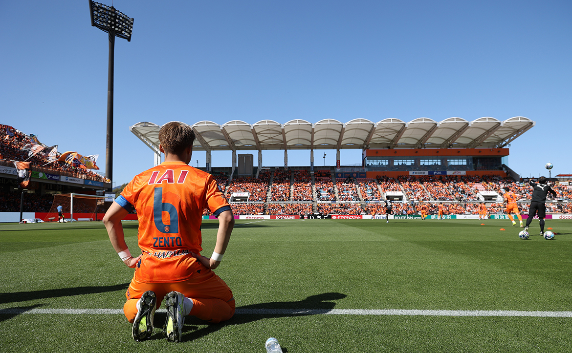 spulse_official's tweet photo. 宇野選手、2年間本当にありがとうございました。

加入当初からひたむきに努力を重ね、たくさんの成長と感動を私たちに見せてくれました。そして、その素敵な笑顔で周囲を明るくし、たくさんの笑顔を届けてくれました。

キャプテンとしてチームを牽引した姿、どんな時も挑戦を恐れず前を向き続けた姿は、#エスパルスファミリー の心に深く刻まれています。

清水から世界へ――。
その挑戦を心から誇りに思います。
新たな舞台でのさらなる飛躍を願って、これからも全力で応援しています。

心からの感謝とエールを。#spulse #ONEFAMILY