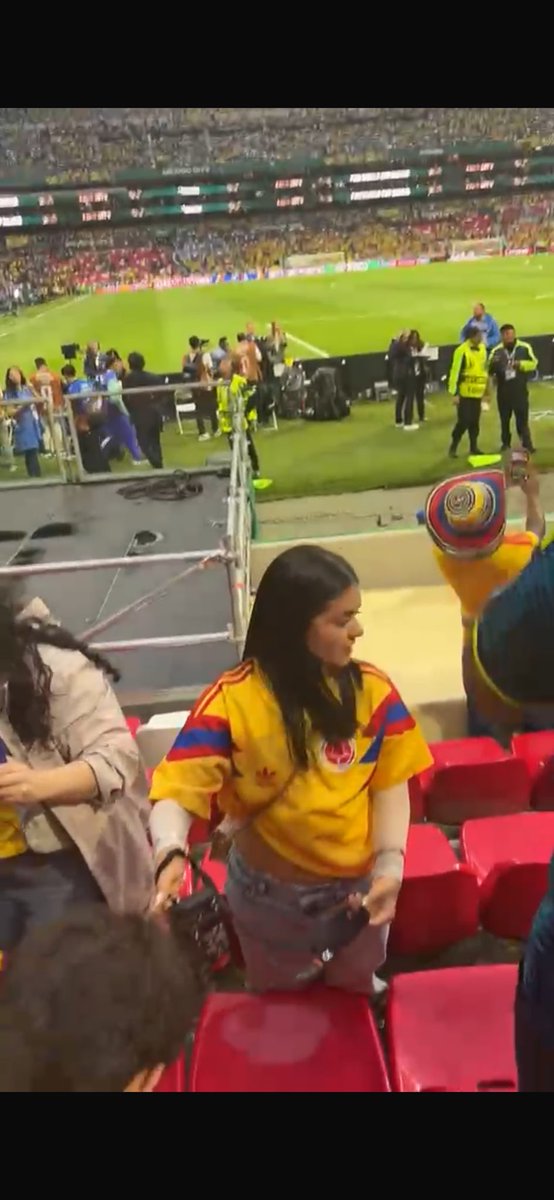 Carlituss__'s tweet photo. hoy conocí al amor de mi vida en el estadio, lastimosamente no la volveré a ver jamás 😪 https://t.co/WS36OVZbjM