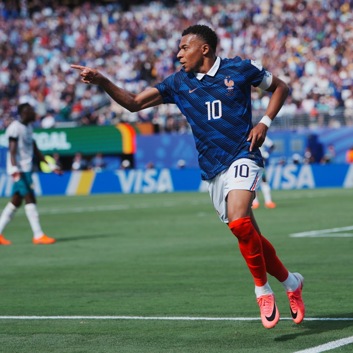 StatsKMbappe's tweet photo. Les buts par minute en Coupe du Monde de Kylian Mbappé. ⚽️📊

Première mi-temps : 
34' ⚽️ Pérou 🇵🇪

Deuxième mi-temps : 
61' ⚽️ Danemark 🇩🇰 
64' ⚽️ Argentine 🇦🇷(2018)
65' ⚽️ Croatie 🇭🇷
66' ⚽️ Sénégal 🇸🇳 
68' ⚽️ Argentine 🇦🇷(2018)
68' ⚽️ Australie 🇦🇺
74' ⚽️ Pologne 🇵🇱
80' ⚽️ Argentine 🇦🇷 (2022)
81' ⚽️ Argentine 🇦🇷 (2022)
86' ⚽️ Danemark 🇩🇰
90'+1 ⚽️ Pologne 🇵🇱
90'+6 ⚽️ Sénégal 🇸🇳
118' ⚽️Argentine 🇦🇷 (2022)
