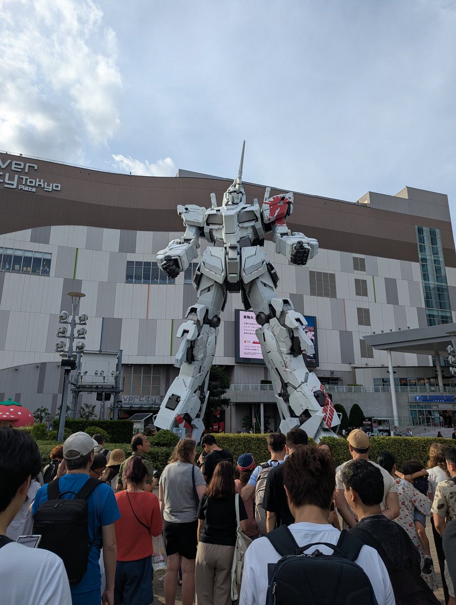 keyboard_nn's tweet photo. ガンダムってこう見るとスタイル良いよね https://t.co/X3uofEDxRE