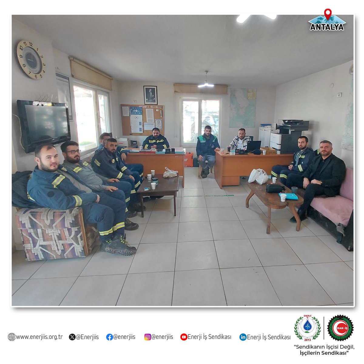 Enerjiis's tweet photo. Genel Başkan Yardımcımız Sn. Cemal Soysal SÜRMEN, Akdeniz Elektrik Dağıtım A.Ş. Antalya Akseki AOB biriminde görev yapan ekip ile bir araya gelmiştir. Gerçekleştirilen ziyarette sendikal çalışmalar hakkında değerlendirmelerde bulunulmuş, üyelerimizin talep ve düşünceleri dinlenerek çeşitli konular üzerine karşılıklı fikir alışverişi yapılmıştır.

Misafirperverlikleri ve yakın ilgileri için değerli üyelerimize teşekkür eder, çalışmalarında kolaylıklar dileriz.

@AEDASKurumsal 

#enerjiişsendikası #sendikanınişçisideğil #işçilerinsendikası #sendikalçalışma #aedas #antalya
