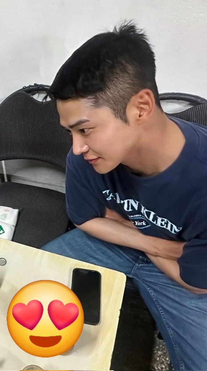 myRW_hs's tweet photo. 이렇게 쳐다보면 내 심장이 터져요😆 https://t.co/3Z3Y75jD7A