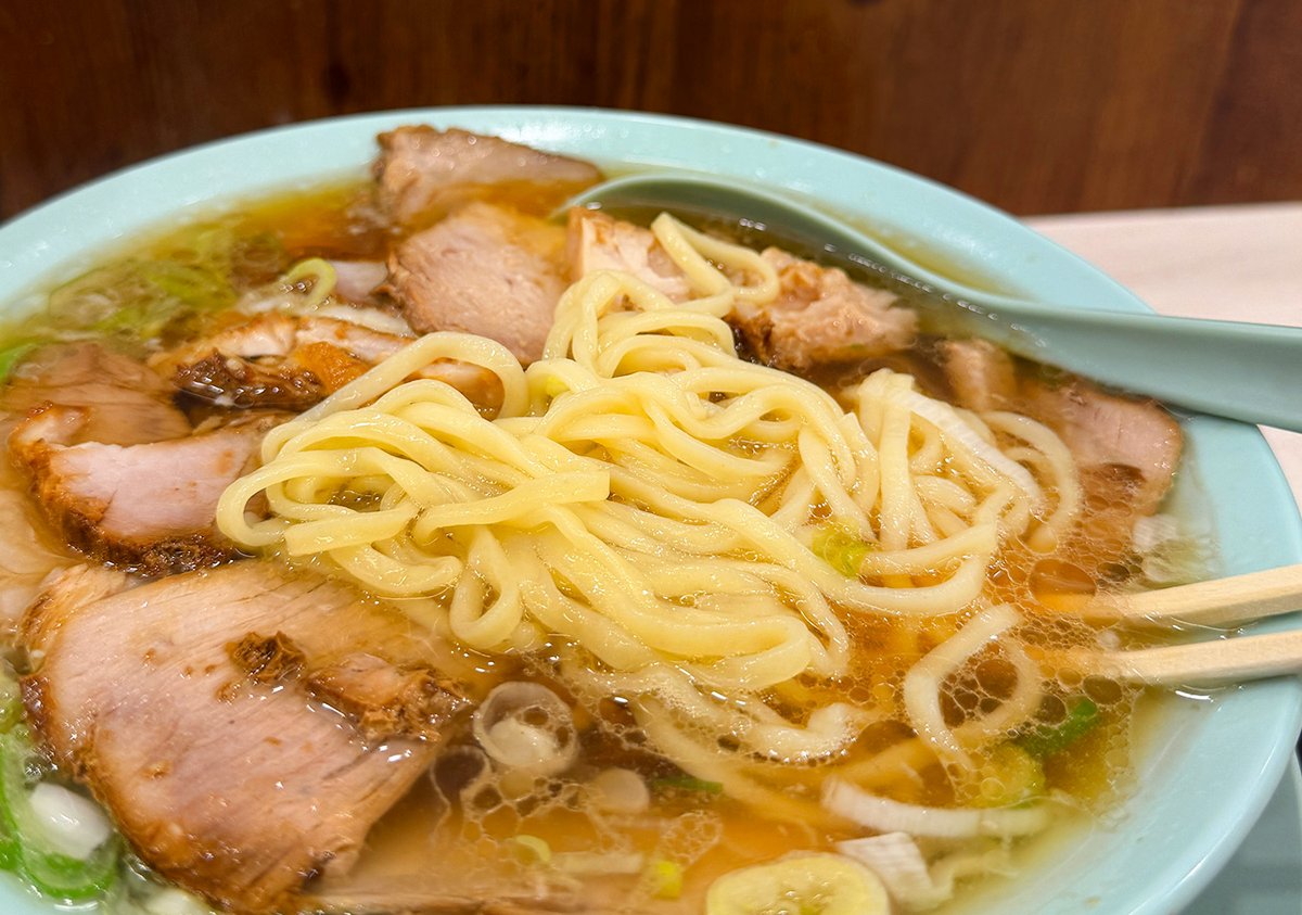 1000bero_net's tweet photo. 酔った私へ

ねぇ、アンタバカ？
なんでチャーシュー麺食べたの？？？

立ち食いラーメンが珍しいからって、アンタはラーメン食べちゃダメなの！！！

はしごして散々飲み食いしてるんだからさぁ。何回同じこと繰り返すんだよ。

でも、数年ぶりのチャーシュー麺、
おいしかったねぇ🍜 https://t.co/uoKUAcZNp1