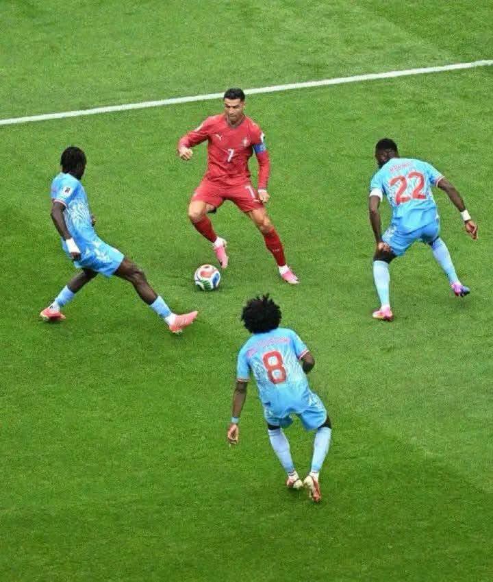 JaphetToko's tweet photo. Le background. Derrière le résultat de Portugal 🇵🇹 vs RDC 🇨🇩 

Pour son entrée en lice à la Coupe du monde 2026, la RDC a tenu en échec le Portugal sur le score de 1-1. Un résultat loin d’être anodin, qui confirme pourtant une tendance : le Portugal souffre face aux nations africaines en phase finale de Coupe du monde. 

Des rencontres serrées. Loin d’une simple promenade de santé. La Seleção das Quinas a souvent dû cravacher contre un adversaire africain. Ce match contre la RDC, son cinquième adversaire issu du continent, n’a pas échappé à cette règle. 

C’est pour la 6e fois consécutive, depuis 2006, en neuf (9) participations que le Portugal croise au moins une nation africaine sur son parcours. 

En 1986, le Portugal s’incline face au Maroc, 3-1. 

En 2006, l’Angola, une ancienne colonie portugaise et qui découvre la compétition, n’est battu que sur le score de 1-0 grâce au but de Pedro Miguel Pauleta, lors de la 1ère journée de la phase des groupes. Ce, malgré une constellation de stars côté portugais, dont Luis Figo, Deco, Maniche voire déjà Cristiano Ronaldo. 

En 2010, la Côte d’Ivoire, bien que privée de son capitaine Didier Drogba (blessé au bras) au coup d’envoi, réussit à arracher un nul blanc (0-0) devant le Portugal à l’occasion de la 1e journée de la phase des groupes. 

En 2014, le Portugal affronte le Ghana lors de la 3e et dernière journée de la phase des groupes. Les Lusitaniens doivent l’emporter avec au moins 3 buts d’écart pour se hisser au prochain tour de la compétition. Score du match : 2-1. Une victoire insuffisante, qui va précipiter l’élimination du Portugal dès le premier tour. D’ailleurs, ce but victorieux, inscrit par Ronaldo, ne va intervenir qu’en fin de partie. 

En 2018, le Portugal prend sa revanche sur le Maroc, victoire 1-0 (but de Ronaldo). Et toujours ce score étriqué. C’était à l’occasion de la 2e journée de la phase des groupes. 

En 2022, le Portugal lance sa compétition par une victoire face au Ghana, 3-2. Mais derrière, c’est l’une de leurs plus grosses désillusions en Coupe du monde : défaite 1-0 face au Maroc en quarts de finale. 

Somme toute, en huit (8) matchs face aux sélections africaines en Coupe du monde, le Portugal ne s’est jamais imposé avec plus d’un but d’écart. Le bilan : 4 victoires, soit 50% ; 2 nuls (25%) contre la Côte d’Ivoire et désormais la RDC ; puis 2 défaites (25%) à chaque fois face au Maroc … Le tout, pour seulement 9 buts marqués contre 8 concédés, soit une moyenne d’un but marqué et encaissé par match. 

Ce match nul arraché par la RDC confirme non seulement cette tendance, mais aussi et, surtout, la capacité des Congolais à rivaliser, comme leurs homologues, avec les meilleurs. Bravo aux Léopards !

JT6