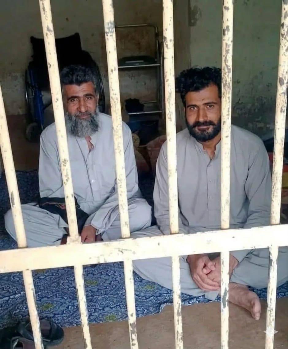 BalochYakjehtiC's tweet photo. غیرمنصفانہ عدالتی کاروائی اور فیس لیس ٹرائیل کے خلاف بلوچ یکجہتی کمیٹی کی رہنماؤں کا دھرنا آج چھٹے روز بھی جاری ہے۔

بلوچ یکجہتی کمیٹی

آج چھٹے روز بھی ہدہ جیل کے اندر بی وائی سی کے رہنماؤں کا فیس لیس ٹرائل کے خلاف دھرنا جاری ہے۔پانچ روز قبل تنظیم کے رہنماؤں نے فیس لیس کورٹ کے فیصلے کو مسترد کیا اور اس کے خلاف جیل میں دھرنا شروع کیا، جو آج چھٹے روز میں داخل ہونے جارہا ہے۔

رہنماؤں کے دھرنے کے اعلان کے  بعد تنظیم کی جانب سے تین روزہ آنلائن احتجاج کا اعلان کیا گیا جو گزشتہ تین دنوں سے جاری ہے۔ اس احتجاج میں مختلف شعبہ ہائے زندگی سے تعلق رکھنے والے افراد نے حصہ لیا اور  فیس لیس ٹرائیل جیسے غیر آئینی عمل کے خلاف اپنے مؤقف اور تحفظات کا اظہار کیا ہے

بلوچ یکجہتی کمیٹی بلوچ قوم، سیاسی کارکنوں، طلبہ، وکلاء، دانشوروں اور انسانی حقوق کے کارکنوں سے اپیل کرتی ہے کہ وہ فیس لیس ٹرائل کے خلاف مسلسل آواز بلند کرتے جائیں۔ یہ عمل ایک جبر زدہ سماج کے لیے مزید گھٹن کا ماحول تخلیق کرنے کے مترادف ہے۔

بلوچستان میں جاری انسانیت سوز مظالم کے خلاف آواز اٹھانے والوں کے خلاف اگر قانون ہی ہتھیار بن جائے تو یہ نظام کسی بھی انسان کے لیے ناقابلِ برداشت ہو جائے گا۔ اوپن کورٹ ٹرائل کے حق کے حصول تک تنظیم کے ساتھیوں کا دھرنا جاری رہے گا۔ باشعور عوام سے گزارش ہے کہ وہ بھی اپنی آواز بلند کرتے رہیں۔ 

#EndUnfairTrialOfBYCLeaders