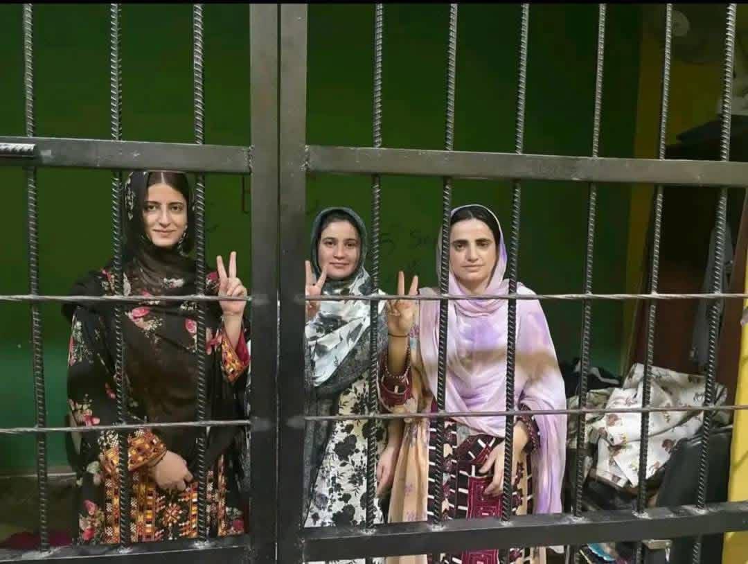 BalochYakjehtiC's tweet photo. غیرمنصفانہ عدالتی کاروائی اور فیس لیس ٹرائیل کے خلاف بلوچ یکجہتی کمیٹی کی رہنماؤں کا دھرنا آج چھٹے روز بھی جاری ہے۔

بلوچ یکجہتی کمیٹی

آج چھٹے روز بھی ہدہ جیل کے اندر بی وائی سی کے رہنماؤں کا فیس لیس ٹرائل کے خلاف دھرنا جاری ہے۔پانچ روز قبل تنظیم کے رہنماؤں نے فیس لیس کورٹ کے فیصلے کو مسترد کیا اور اس کے خلاف جیل میں دھرنا شروع کیا، جو آج چھٹے روز میں داخل ہونے جارہا ہے۔

رہنماؤں کے دھرنے کے اعلان کے  بعد تنظیم کی جانب سے تین روزہ آنلائن احتجاج کا اعلان کیا گیا جو گزشتہ تین دنوں سے جاری ہے۔ اس احتجاج میں مختلف شعبہ ہائے زندگی سے تعلق رکھنے والے افراد نے حصہ لیا اور  فیس لیس ٹرائیل جیسے غیر آئینی عمل کے خلاف اپنے مؤقف اور تحفظات کا اظہار کیا ہے

بلوچ یکجہتی کمیٹی بلوچ قوم، سیاسی کارکنوں، طلبہ، وکلاء، دانشوروں اور انسانی حقوق کے کارکنوں سے اپیل کرتی ہے کہ وہ فیس لیس ٹرائل کے خلاف مسلسل آواز بلند کرتے جائیں۔ یہ عمل ایک جبر زدہ سماج کے لیے مزید گھٹن کا ماحول تخلیق کرنے کے مترادف ہے۔

بلوچستان میں جاری انسانیت سوز مظالم کے خلاف آواز اٹھانے والوں کے خلاف اگر قانون ہی ہتھیار بن جائے تو یہ نظام کسی بھی انسان کے لیے ناقابلِ برداشت ہو جائے گا۔ اوپن کورٹ ٹرائل کے حق کے حصول تک تنظیم کے ساتھیوں کا دھرنا جاری رہے گا۔ باشعور عوام سے گزارش ہے کہ وہ بھی اپنی آواز بلند کرتے رہیں۔ 

#EndUnfairTrialOfBYCLeaders