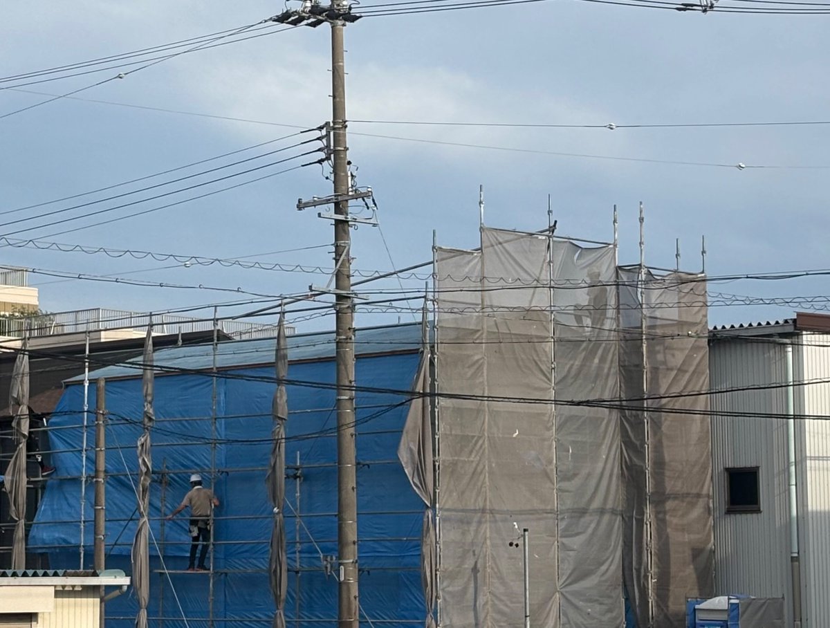 riedeadhead's tweet photo. 今日1日で中の柱建てて屋根もつけてしまって早くて驚く！
カンコンめちゃうるさかったけどね…🤣🤣明日から雨予報だからブルーシート付けたりで大変だなぁと冷えた炭酸水飲みながら部屋から見てる😝😝😝 https://t.co/AKS1Fan4TO