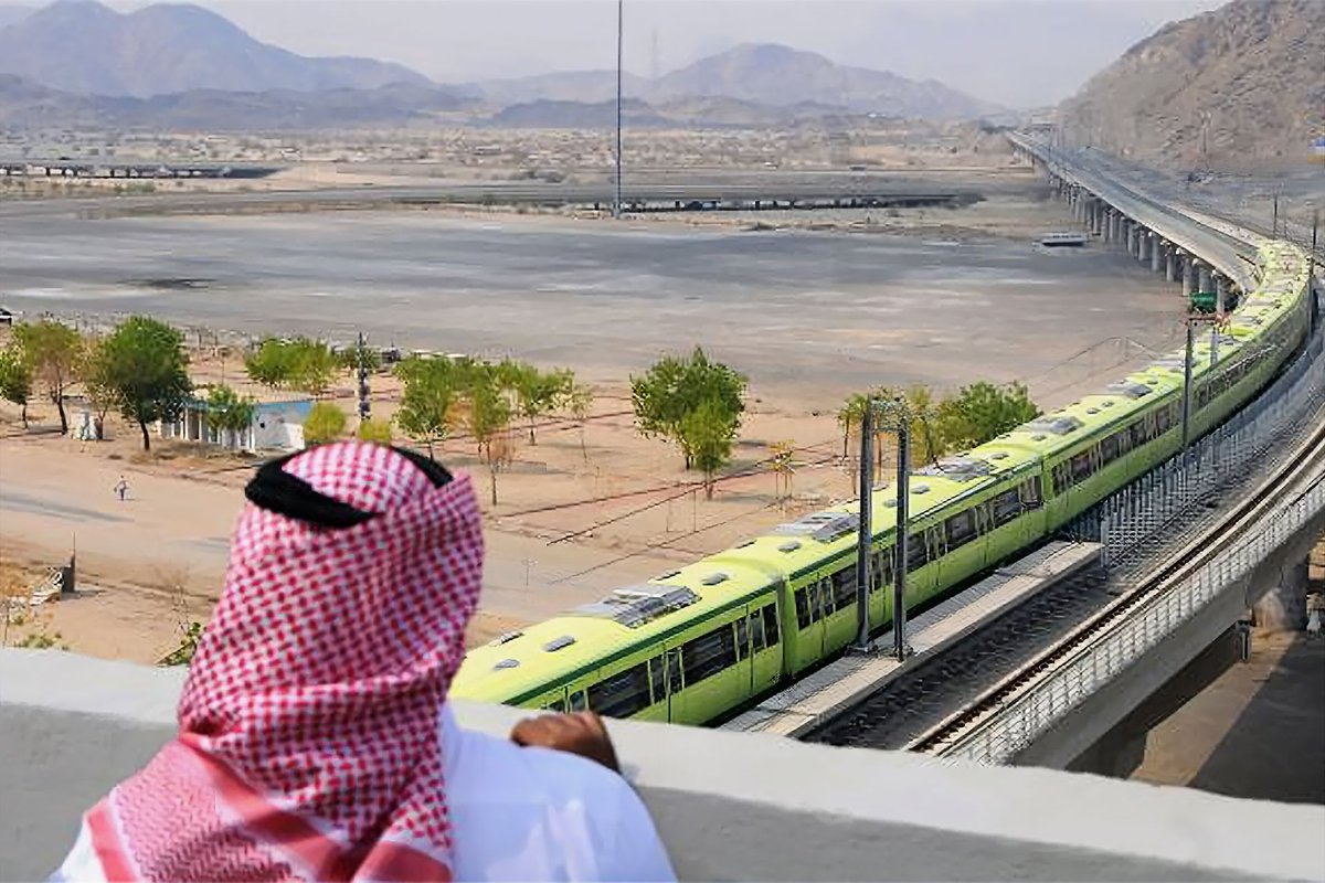 alamaliktsaad's tweet photo. 🔴 دول الخليج تبحث تسريع الربط السككي وتعزيز تكامل النقل بين دول المجلس

⭕️ شاركت سلطنة عُمان في الاجتماع الاستثنائي الـ19 للجنة وزراء النقل والمواصلات بدول مجلس التعاون لدول الخليج العربية، برئاسة أصحاب المعالي الوزراء المختصين بقطاع النقل.

⭕️ مثّل السلطنة معالي المهندس سعيد بن حمود المعولي وزير النقل والاتصالات وتقنية المعلومات.

⭕️ ناقش الاجتماع التحديات والفرص التي تواجه قطاع النقل والخدمات اللوجستية في دول المجلس، إلى جانب سبل تعزيز التكامل بين الدول الأعضاء.

⭕️ كما بحث الوزراء مشاريع الربط عبر شبكة السكك الحديدية الخليجية وعددًا من المبادرات والمشاريع التكاملية الهادفة إلى تعزيز كفاءة النقل والخدمات اللوجستية في المنطقة.

⭕️ ويأتي الاجتماع في وقت تتسارع فيه الجهود الخليجية لتطوير منظومة نقل مترابطة تدعم التجارة البينية وسلاسل الإمداد وتعزز تنافسية المنطقة كمركز لوجستي عالمي.

#عالم_الاقتصاد