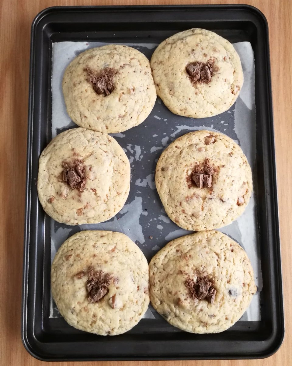 FudgeProducts's tweet photo. Thursday just got MUCH BETTER with a fresh batch of our FLAKE FUDGE COOKIES straight out of the oven 🍪

If you haven’t tried them yet, feel free to order yours for ONLY R30 a cookie (or a box of 6 for R150): https://t.co/EqauBEDnbB 💛 https://t.co/QNxRnziZkM