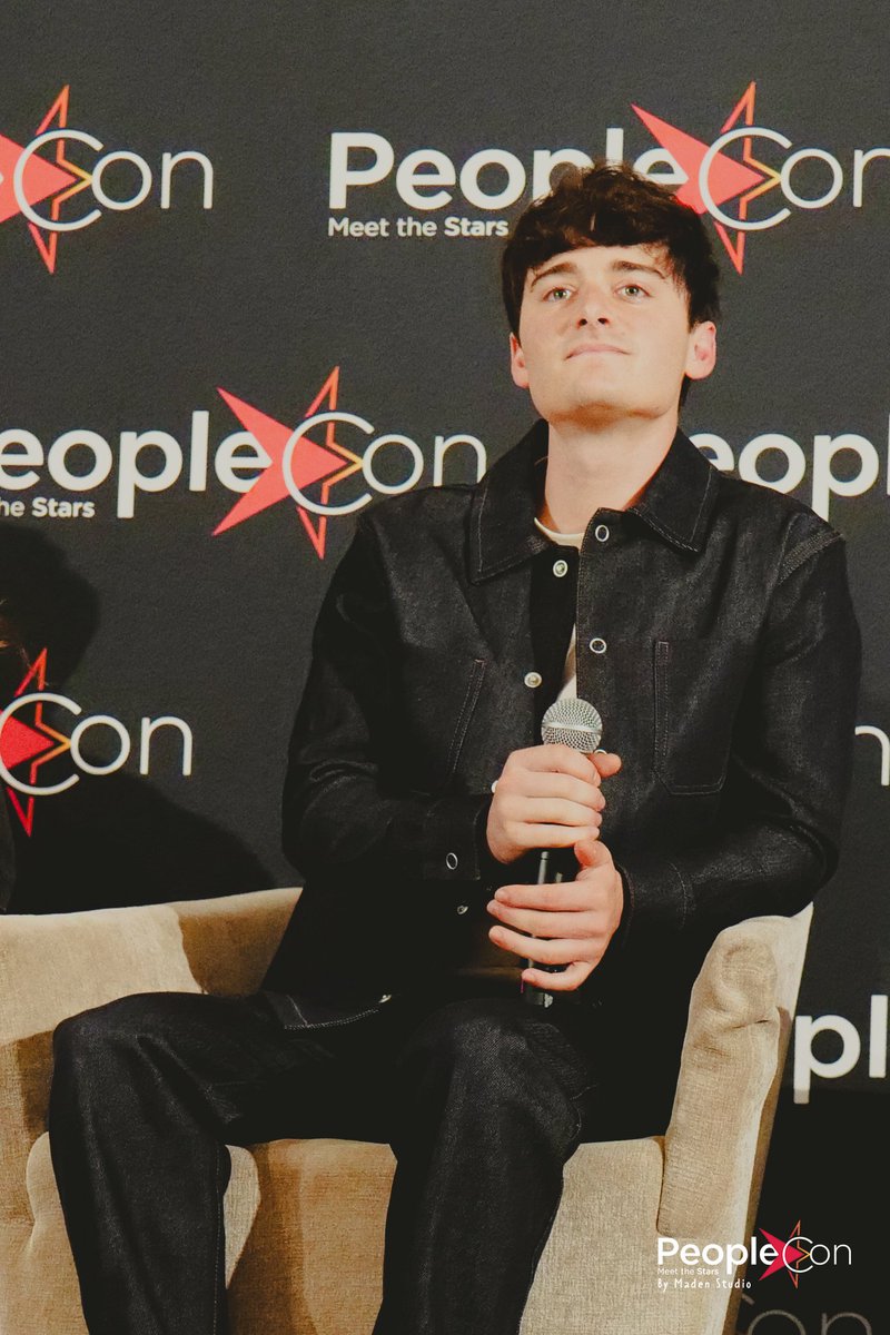 NoahUpdatesHQ's tweet photo. Hilo fotos profesionales en la SFM9 en Milán de Noah Schnapp que han sido publicadas en la web de Peopleconvention https://t.co/yzNcfyFbIT