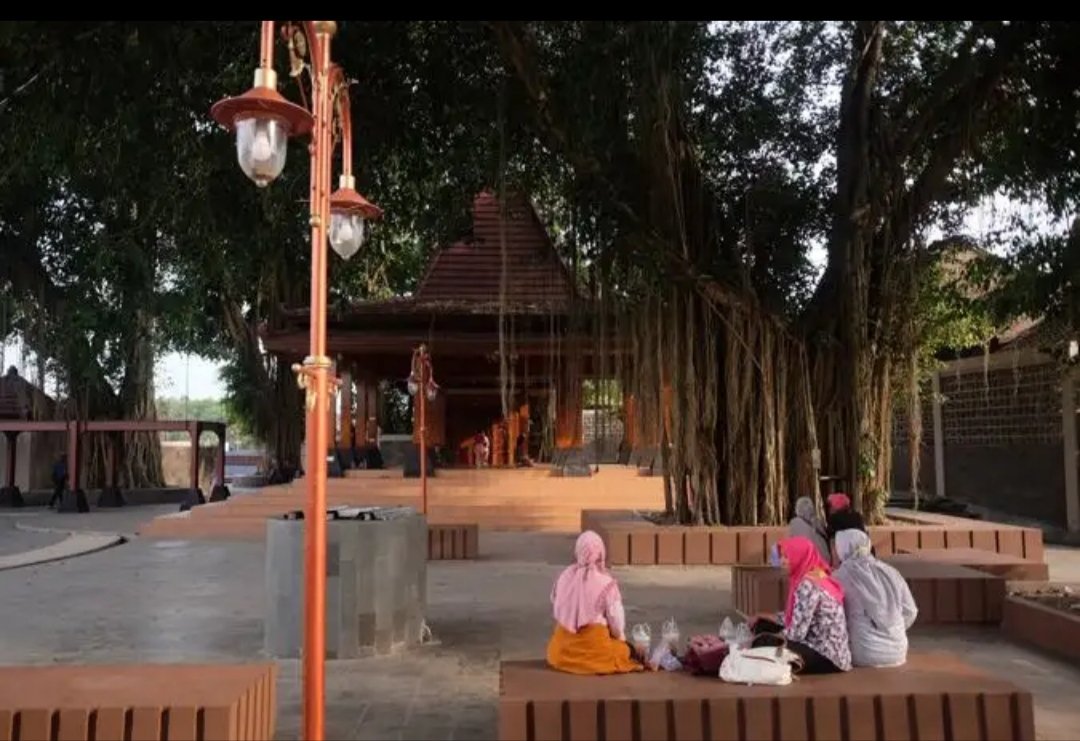 dmzphewe's tweet photo. MISTERI GUNUNG KEMUKUS, GUNUNG YANG KONON BISA MENDATANGKAN KEKAYAAN

Di Jawa Tengah, ada sebuah bukit yang namanya sudah terkenal hingga mancanegara.
Bukan karena keindahan alamnya.
Bukan karena kisah kepahlawanannya.
Tapi karena sebuah ritual kontroversial yang dipercaya bisa mendatangkan keberuntungan dan kekayaan.
Namanya: Gunung Kemukus. 👇

Gunung Kemukus berada di Kabupaten Sragen, sekitar 28 km dari Solo.
Meski disebut "gunung", sebenarnya tempat ini hanyalah sebuah bukit kecil yang menjadi lokasi makam tokoh bernama Pangeran Samudra. 

Menurut legenda yang berkembang turun-temurun, Pangeran Samudra memiliki hubungan terlarang dengan ibu tirinya, Nyai Ontrowulan.
Keduanya melarikan diri sebelum akhirnya tewas dan dimakamkan di Gunung Kemukus.
Benar atau tidaknya kisah ini masih diperdebatkan hingga sekarang. 

Yang membuat tempat ini misterius adalah munculnya kepercayaan bahwa siapa pun yang meniru "kisah cinta terlarang" tersebut akan memperoleh keberuntungan.
Dari sinilah lahir ritual yang kemudian menjadi kontroversi selama puluhan tahun. 

Peziarah biasanya datang untuk berdoa di makam Pangeran Samudra.
Setelah itu mereka mandi di sendang atau mata air yang dianggap sakral.
Ritual ini dikenal sebagai bagian dari tradisi "ngalap berkah". 

Namun menurut cerita yang beredar, ritual dianggap "sempurna" jika dilakukan bersama pasangan yang bukan suami atau istri sah.
Bahkan ada kepercayaan bahwa ritual tersebut harus diulang beberapa kali dalam siklus tertentu agar keinginannya terkabul. 

Inilah yang membuat Gunung Kemukus dijuluki media asing sebagai "Sex Mountain".
Ribuan orang pernah datang setiap malam tertentu dalam kalender Jawa untuk menjalankan ritual tersebut demi harapan memperoleh rezeki, jabatan, atau kesuksesan usaha. 

Menariknya, sejumlah peneliti budaya berpendapat bahwa ajaran asli Pangeran Samudra kemungkinan tidak pernah mengajarkan ritual semacam itu.
Mereka menduga pesan spiritual yang sebenarnya mengalami penafsiran keliru dari generasi ke generasi. 

Tahun 2014, praktik tersebut menjadi sorotan internasional.
Pemerintah daerah kemudian mengambil langkah untuk membatasi berbagai aktivitas yang dianggap menyimpang dari tujuan ziarah dan budaya setempat. 

Namun hingga hari ini, misteri Gunung Kemukus masih hidup.
Apakah ritual itu benar-benar warisan sejarah?
Ataukah hanya mitos yang berkembang dan terus dipercaya karena harapan manusia untuk mendapatkan kekayaan secara instan?
Tak ada yang bisa menjawab dengan pasti.

Yang jelas, Gunung Kemukus menjadi contoh bagaimana legenda, kepercayaan, sejarah, dan misteri dapat bercampur menjadi satu kisah yang terus bertahan selama ratusan tahun.
Dan mungkin... justru di situlah misterinya berada.

Kalau kamu suka utas misteri Nusantara seperti ini, repost dan ikuti untuk kisah-kisah lain tentang Gunung Kawi, Alas Purwo, Pesugihan Gunung Sanggabuana, hingga legenda Pantai Selatan. 👻🏔️