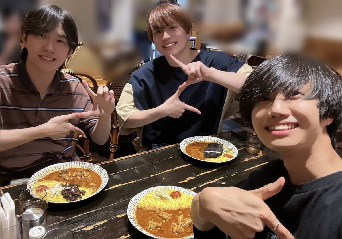 lion_tiger81's tweet photo. #81PRODUCE 45th Birthday LIVE
『PRESENT これまで×ここから』
ブロマイド第2弾がいよいよ明日から販売開始です！日付変わった瞬間からなので、あと7時間後とかですねჱ̒ ᴖ⩊ᴖ ）よろしくお願いします！

この前From Zのみんなでご飯行ってきたよ〜
またいつかみんなに会えますように𓂃꙳⋆ https://t.co/qt0LwGm9TS