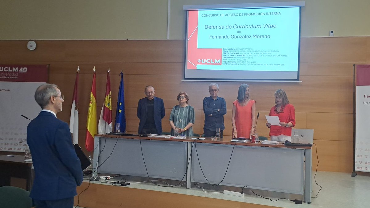 Humanidades_AB's tweet photo. Esta semana nuestro compañero y decano Fernando González ha defendido y obtenido la plaza de catedrático de Historia del Arte.

La plantilla de la Facultad de Humanidades de Albacete se consolida con un nuevo catedrático.

¡Enhorabuena por la defensa y por la trayectoria! https://t.co/hF0mGNAmoO